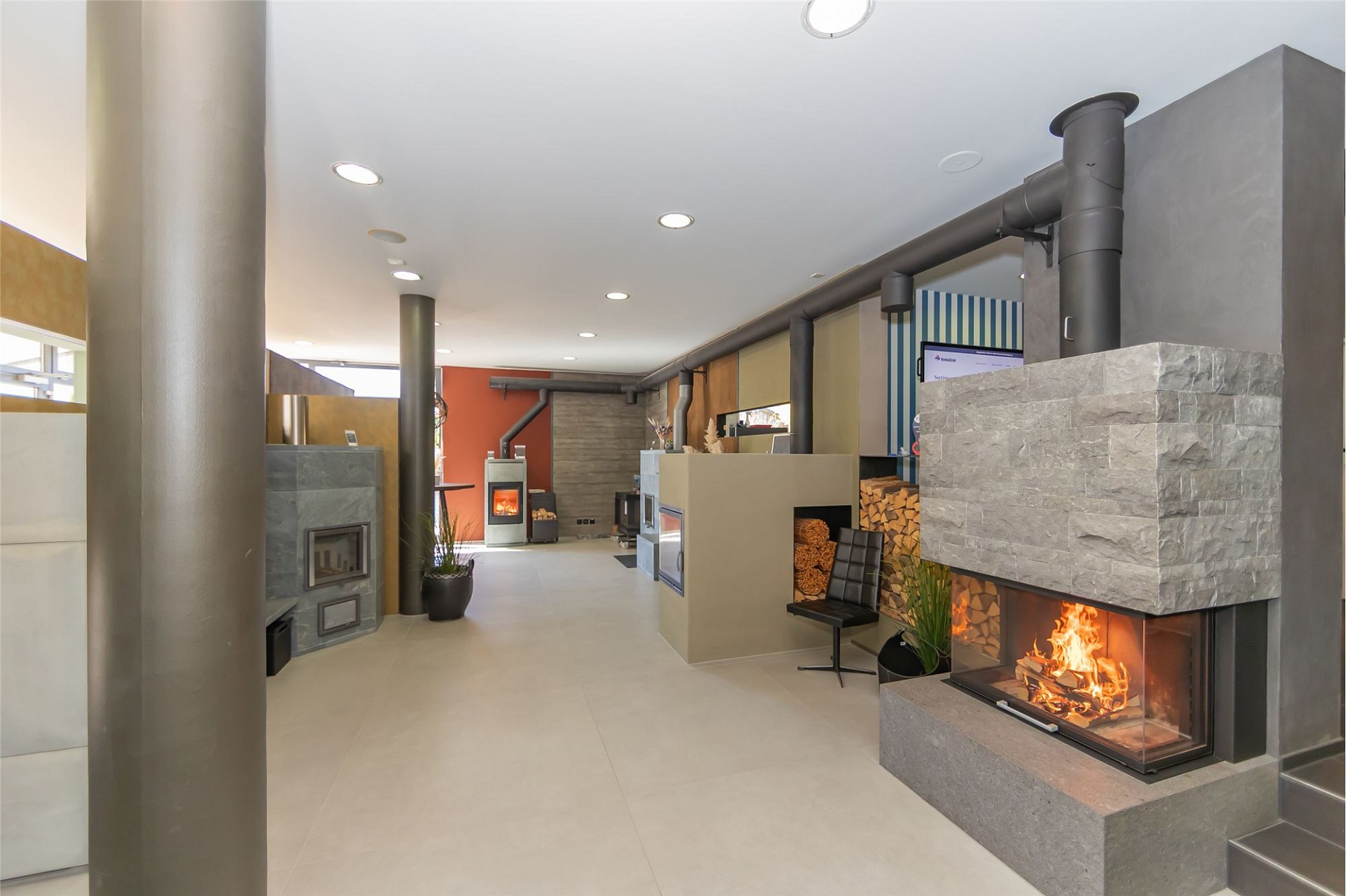 Moderner Showroom mit mehreren Kaminanlagen