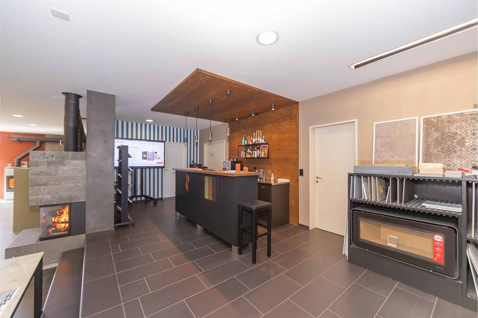 Moderner Ausstellungsraum mit Kamin und Bar