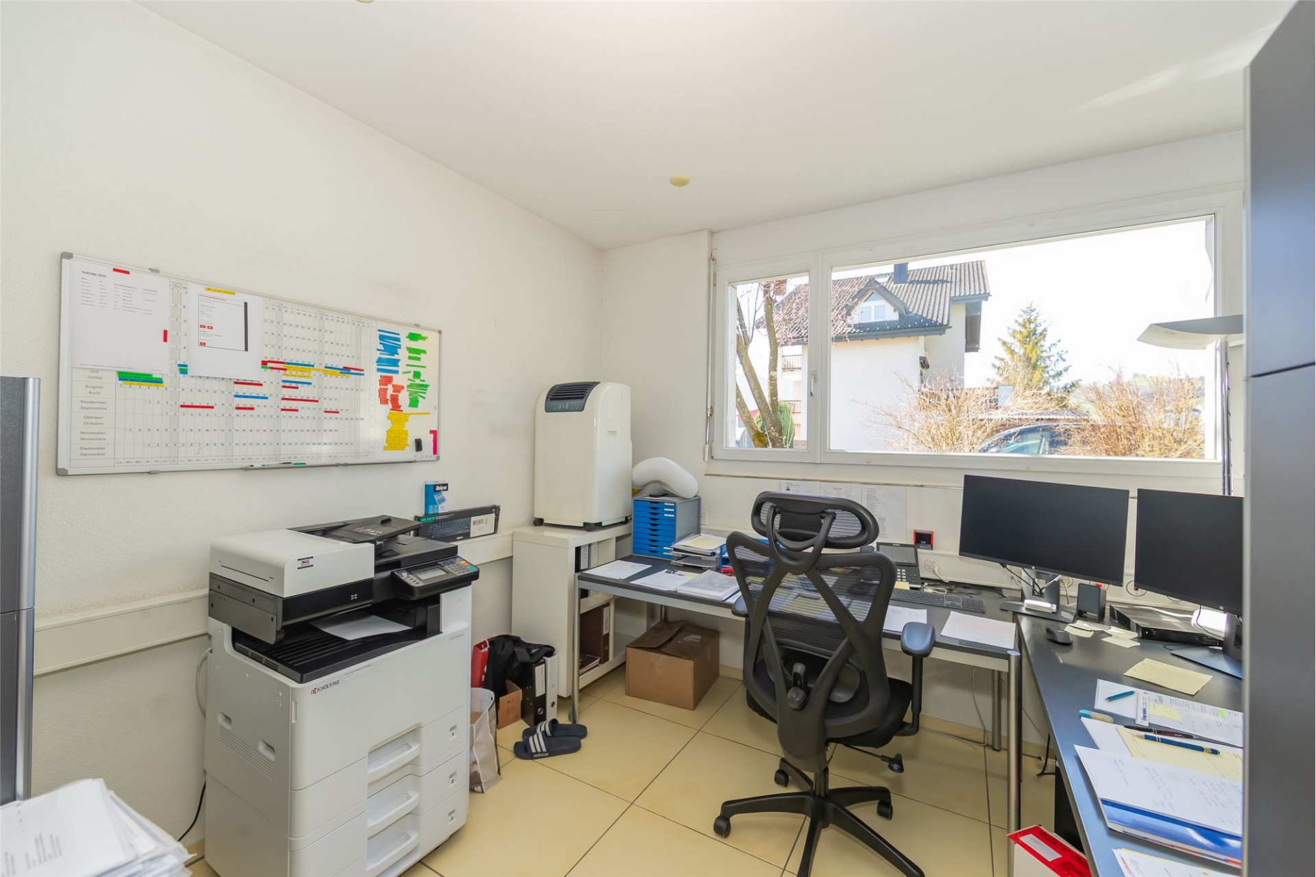 Büro mit Schreibtisch und Technik