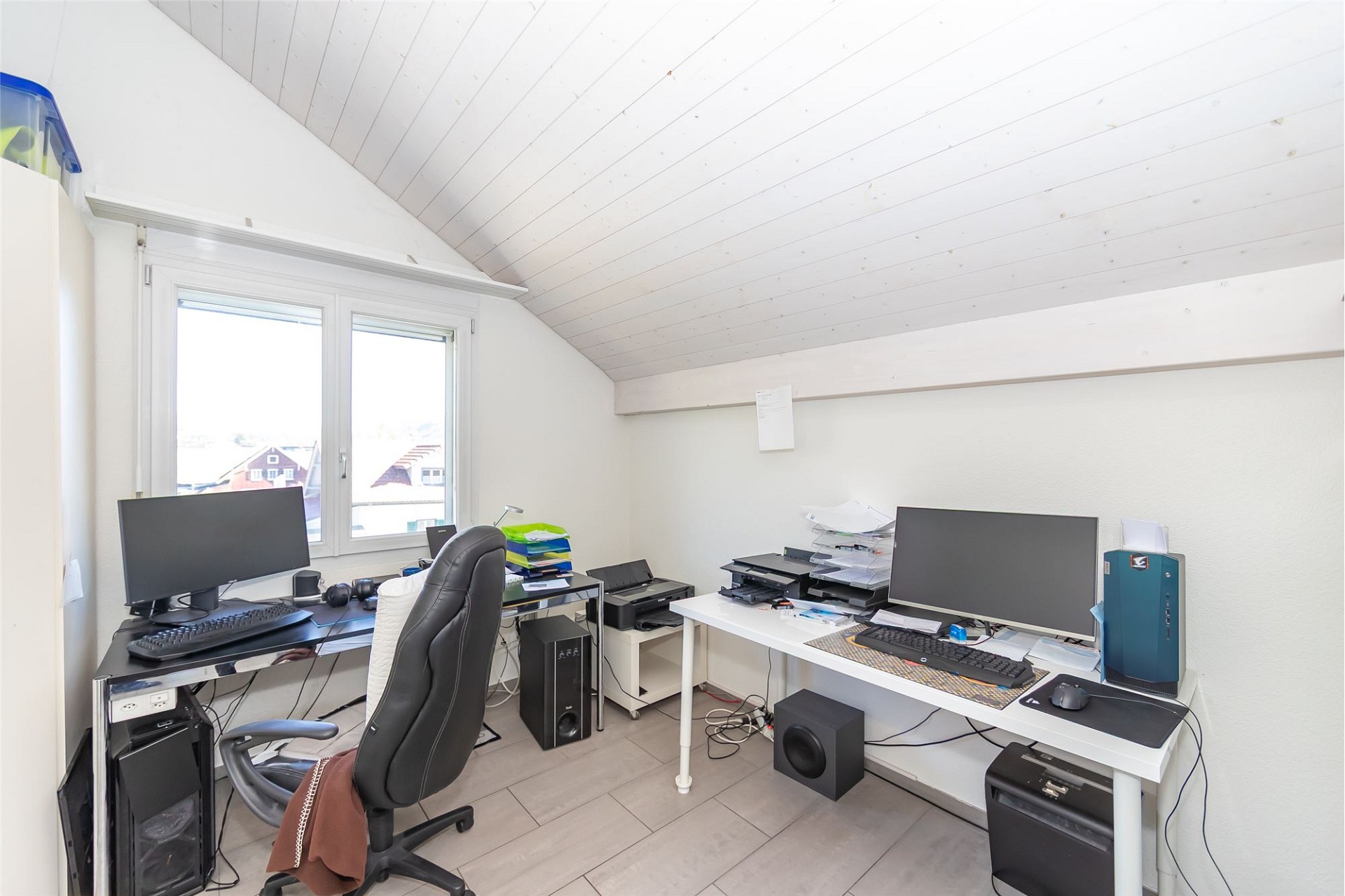 Dachgeschoss-Büro mit zwei Schreibtischen