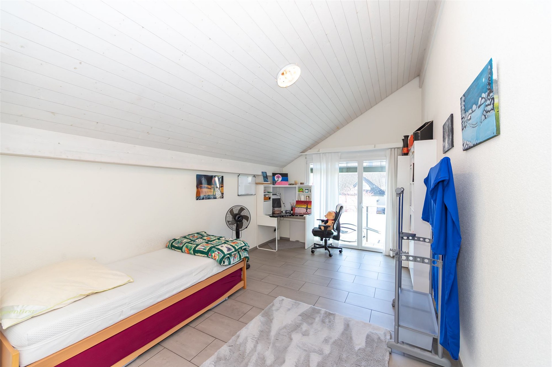 Helles Dachgeschoss-Schlafzimmer mit Arbeitsbereich