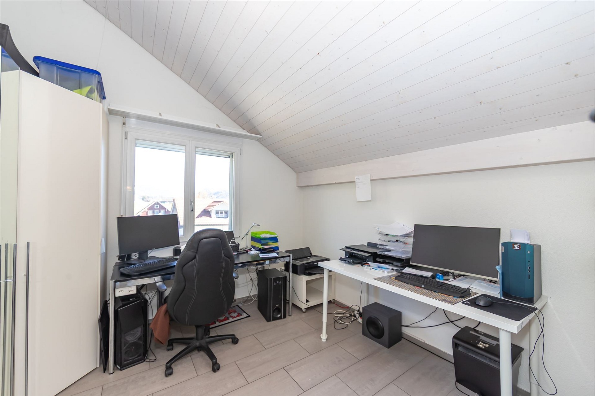 Dachgeschoss-Büro mit Homeoffice-Ausstattung