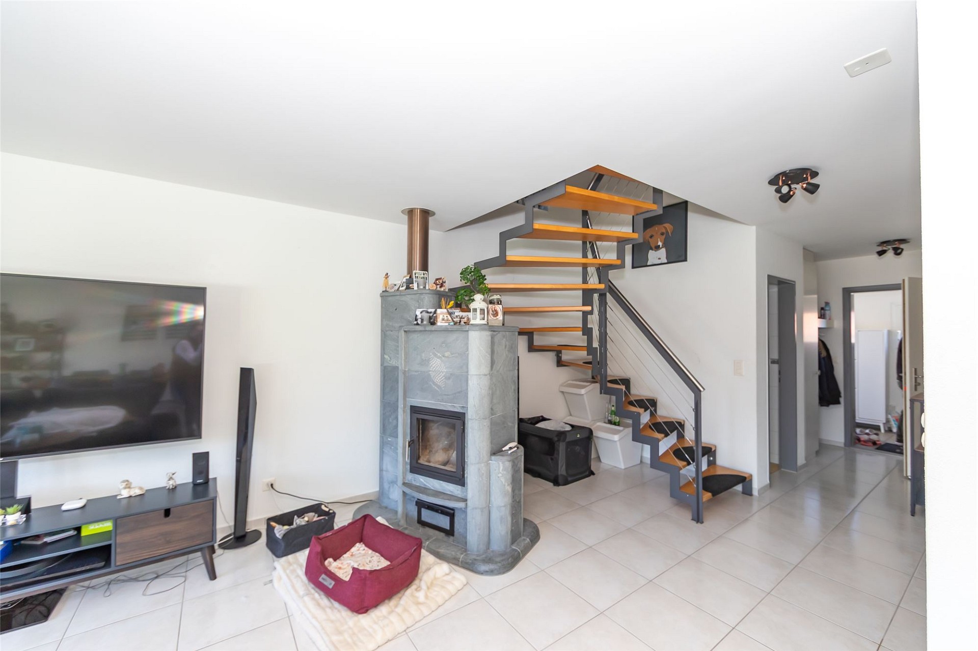 Offener Wohnbereich mit Treppe und Kamin