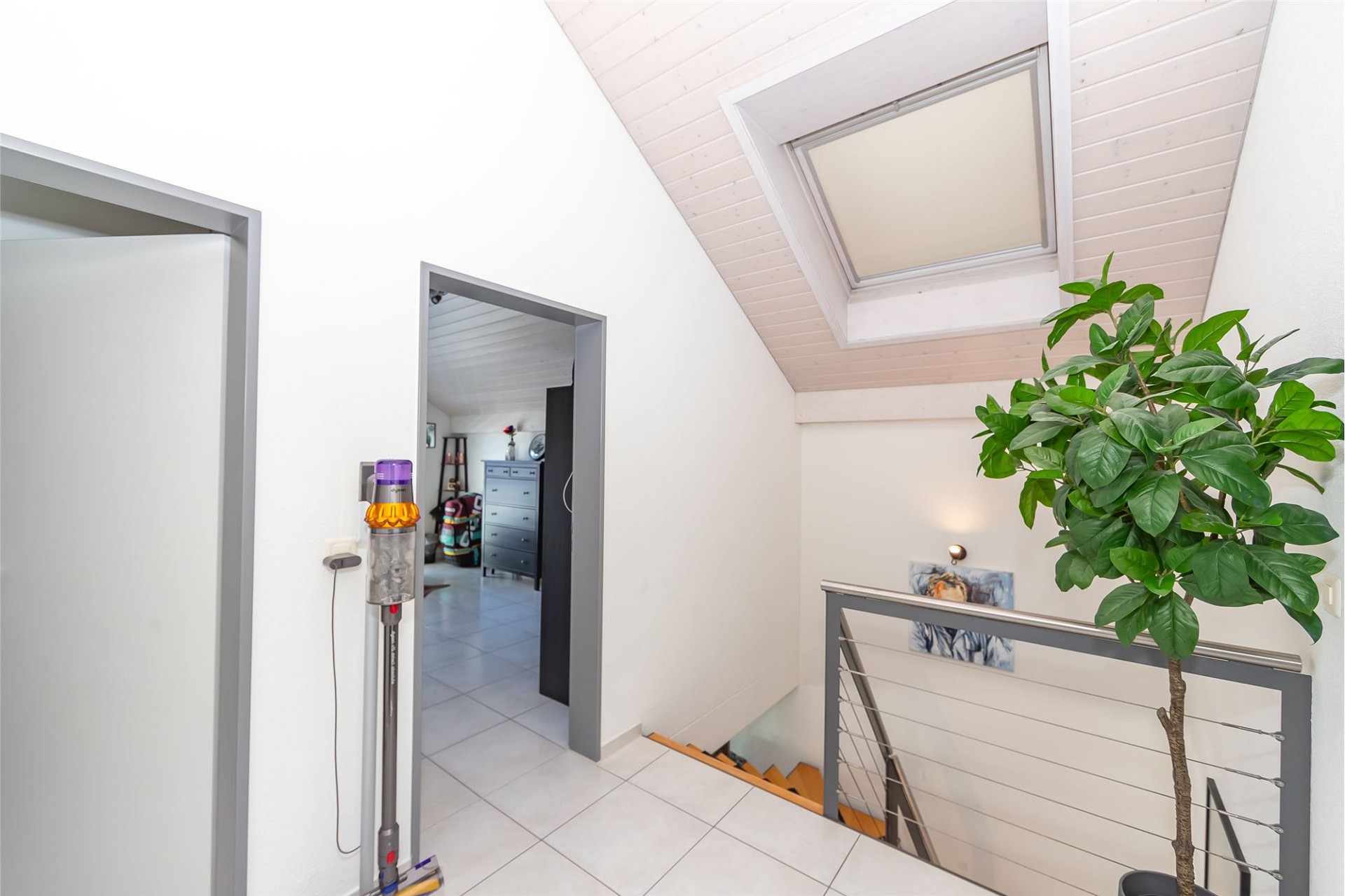 Heller Treppenflur mit Dachfenster