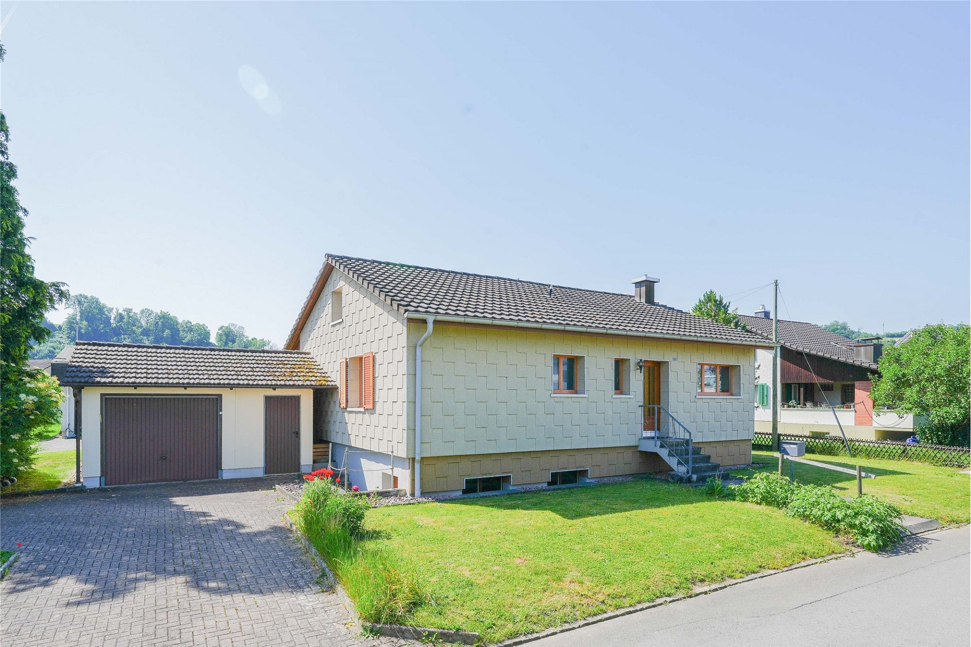 Einfamilienhaus mit Garage und Garten
