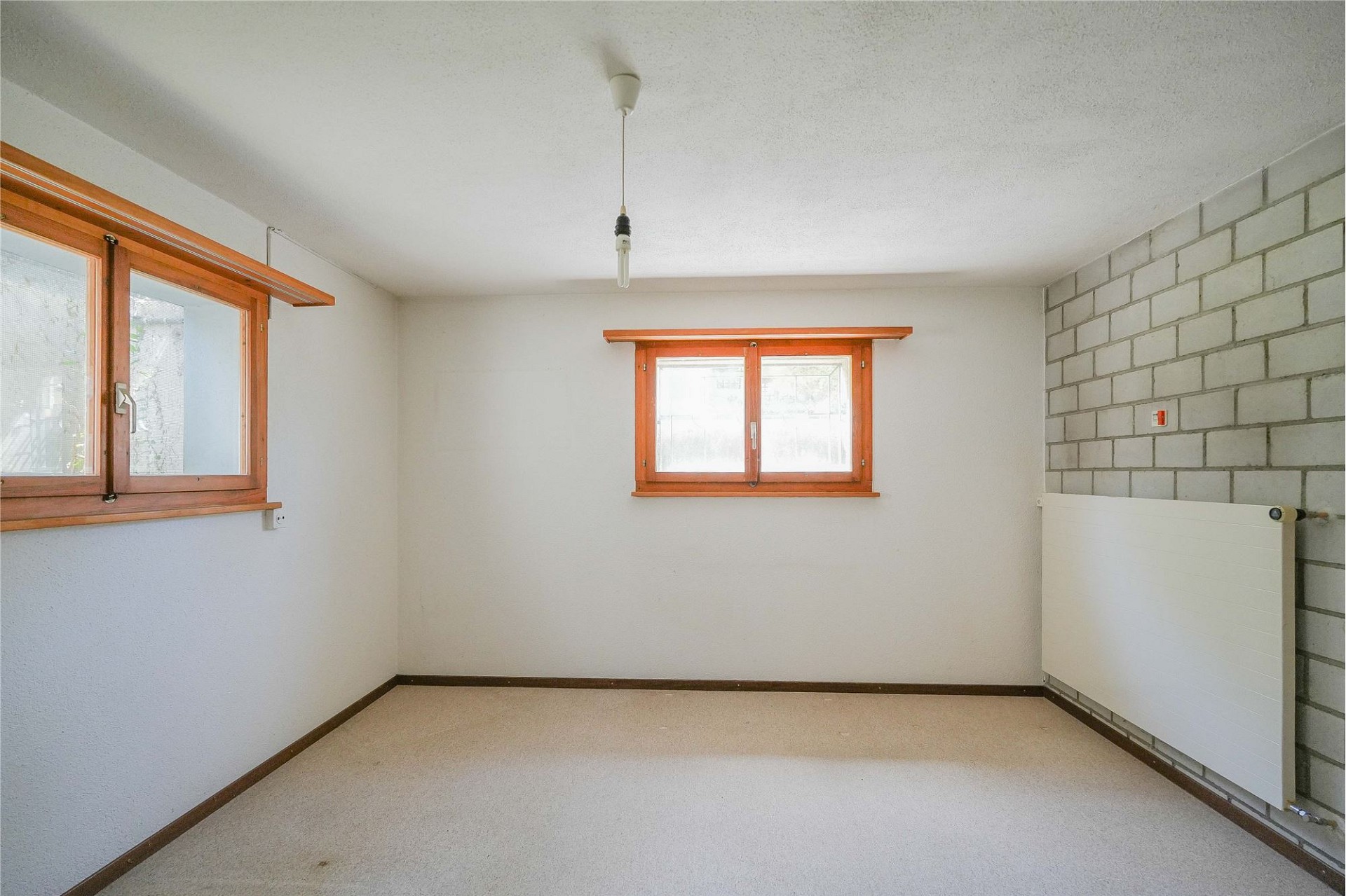 Leerer Raum mit Fenstern und unverputzter Wand