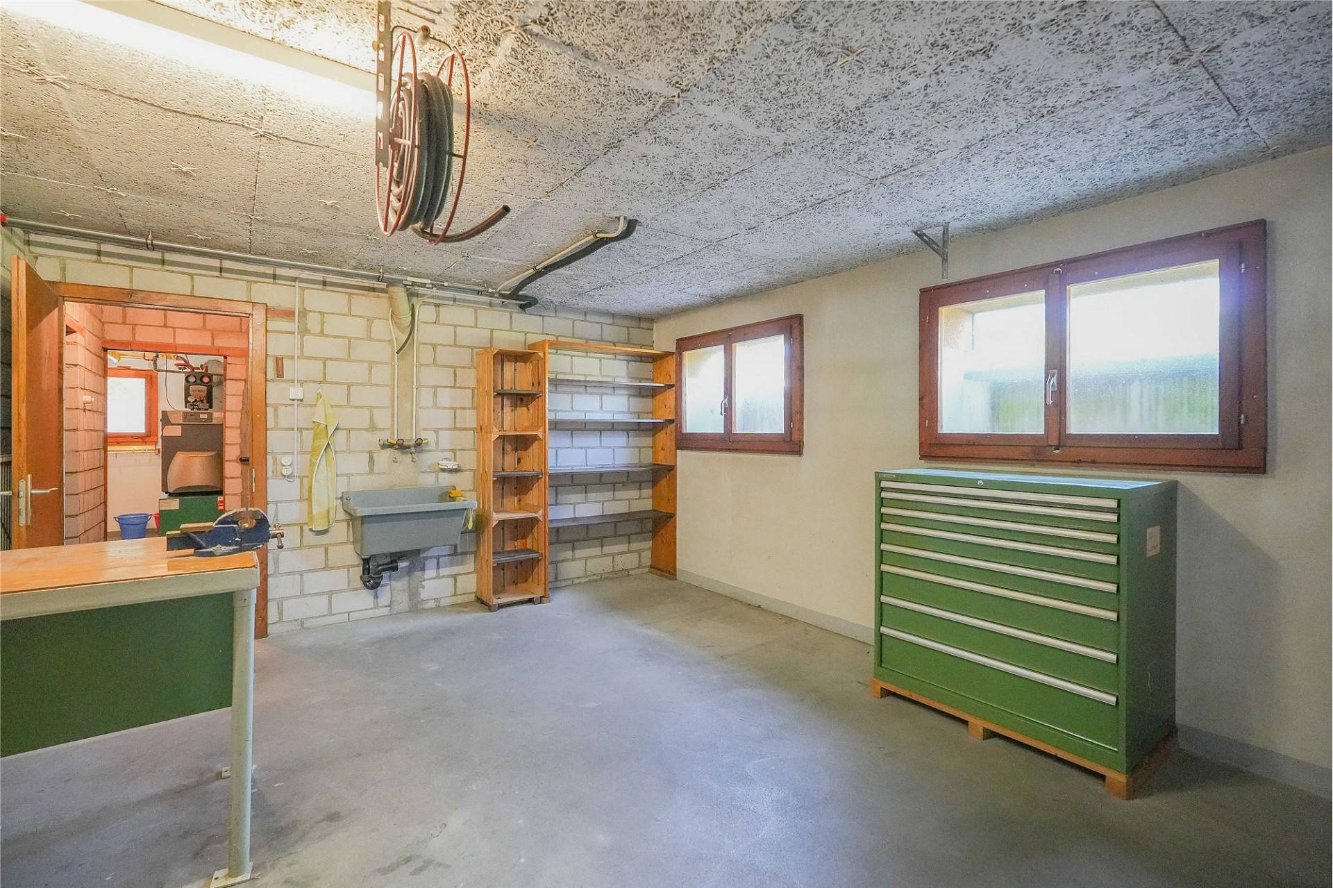 Werkstatt- oder Garagenraum mit Abstellmöbeln