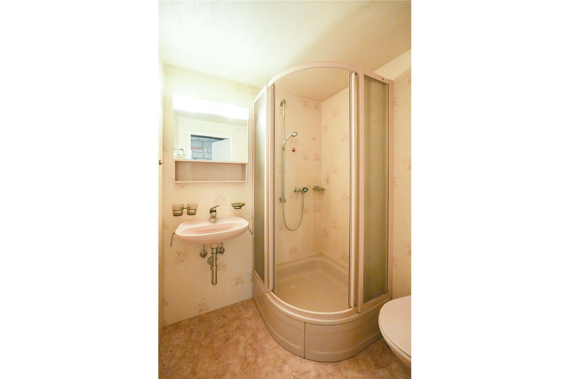 Kleines Badezimmer mit Dusche