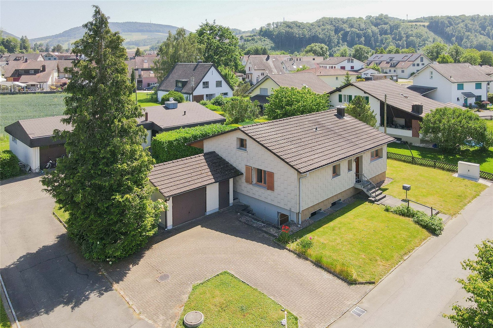 Luftaufnahme eines Einfamilienhauses im Wohngebiet