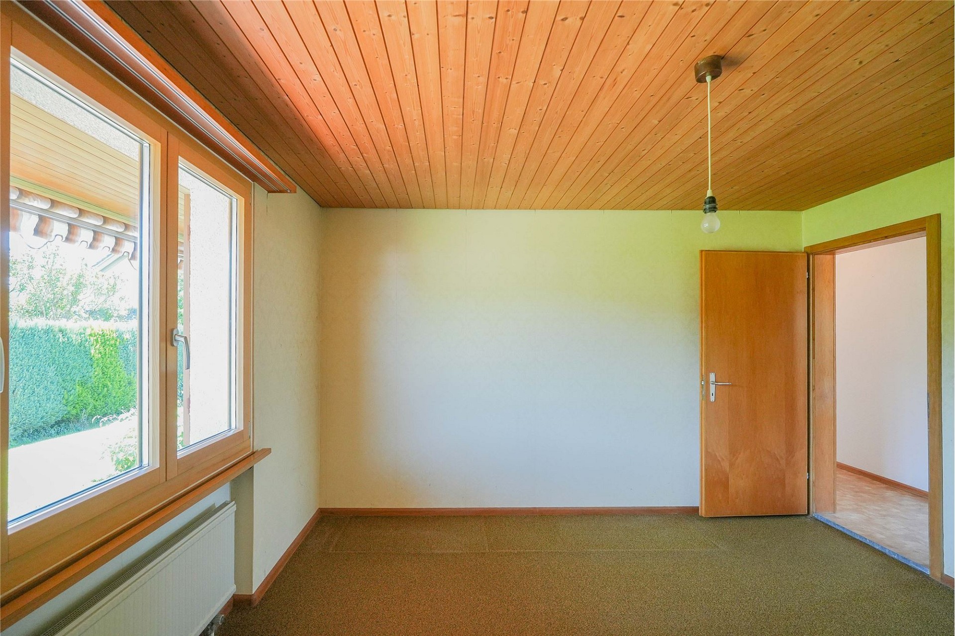 Leerer Innenraum mit Holzdecke