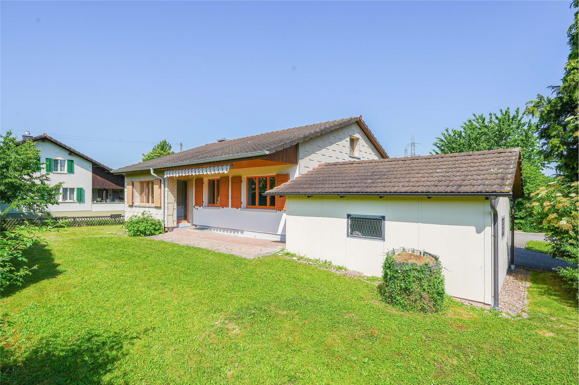 Außenansicht eines Einfamilienhauses mit Garten