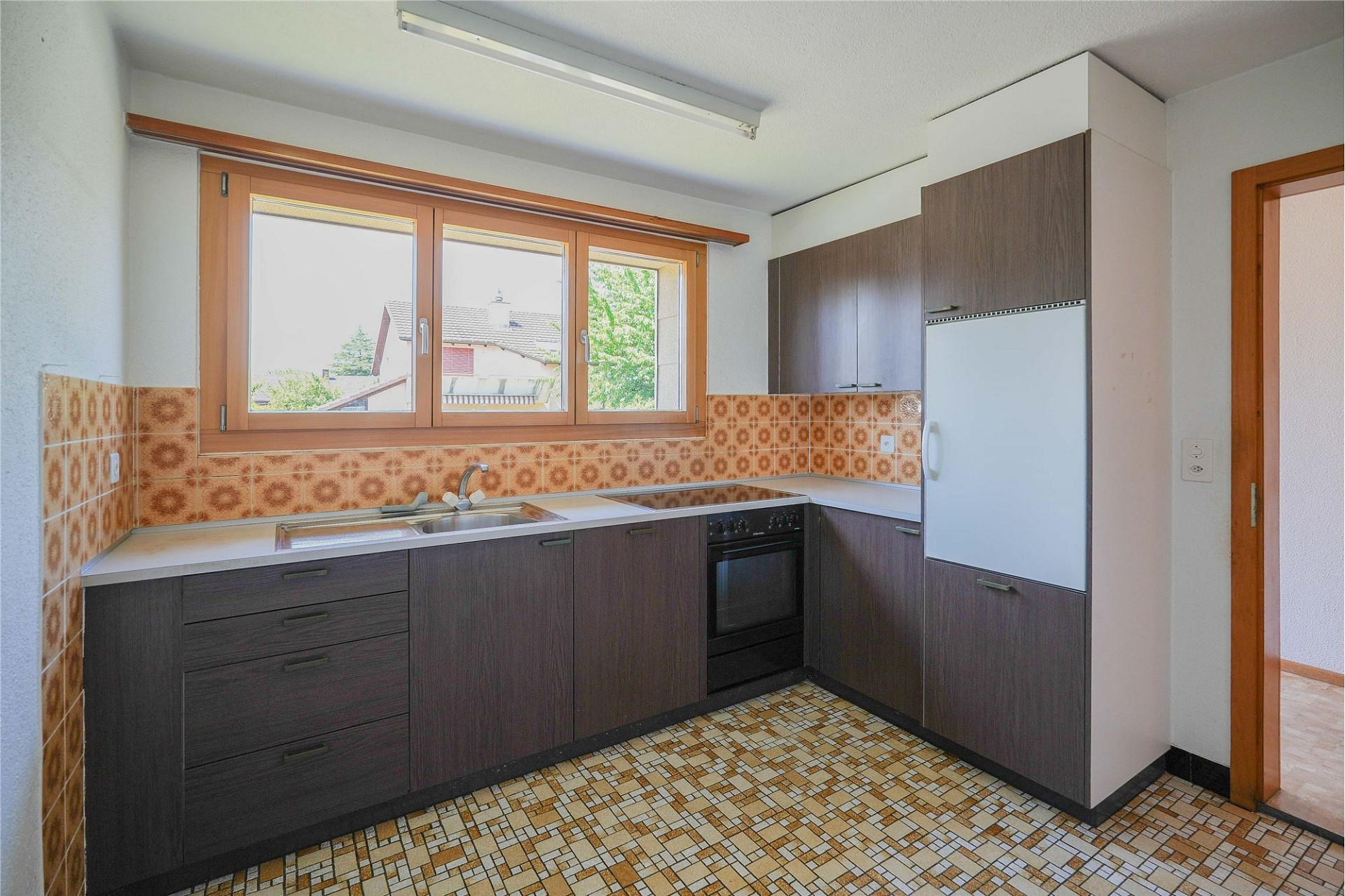 Küche mit Retro-Boden und Holzfenstern