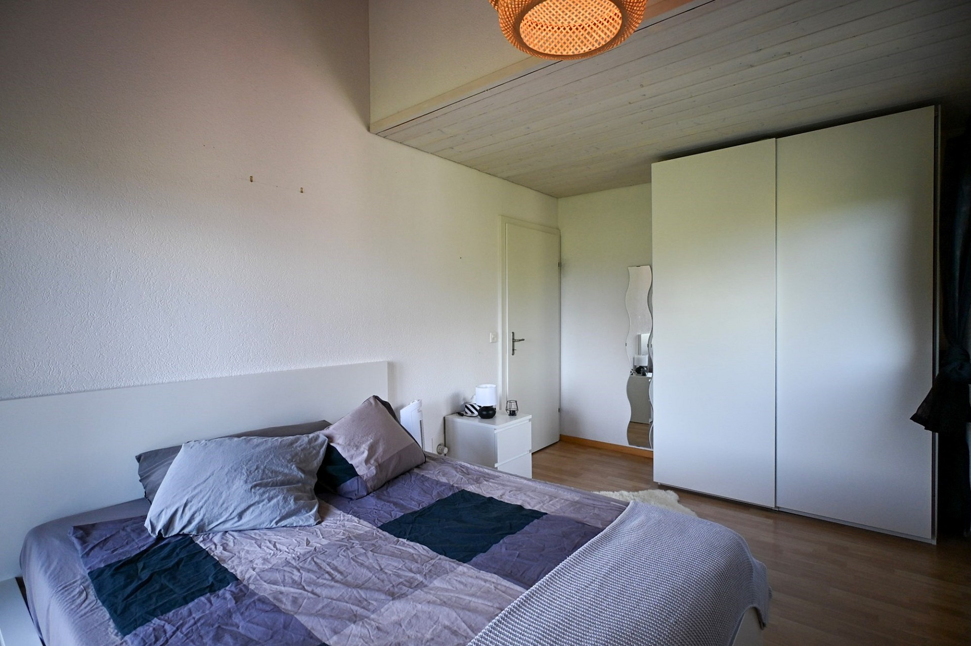 Helles Schlafzimmer mit schlichtem Stauraum