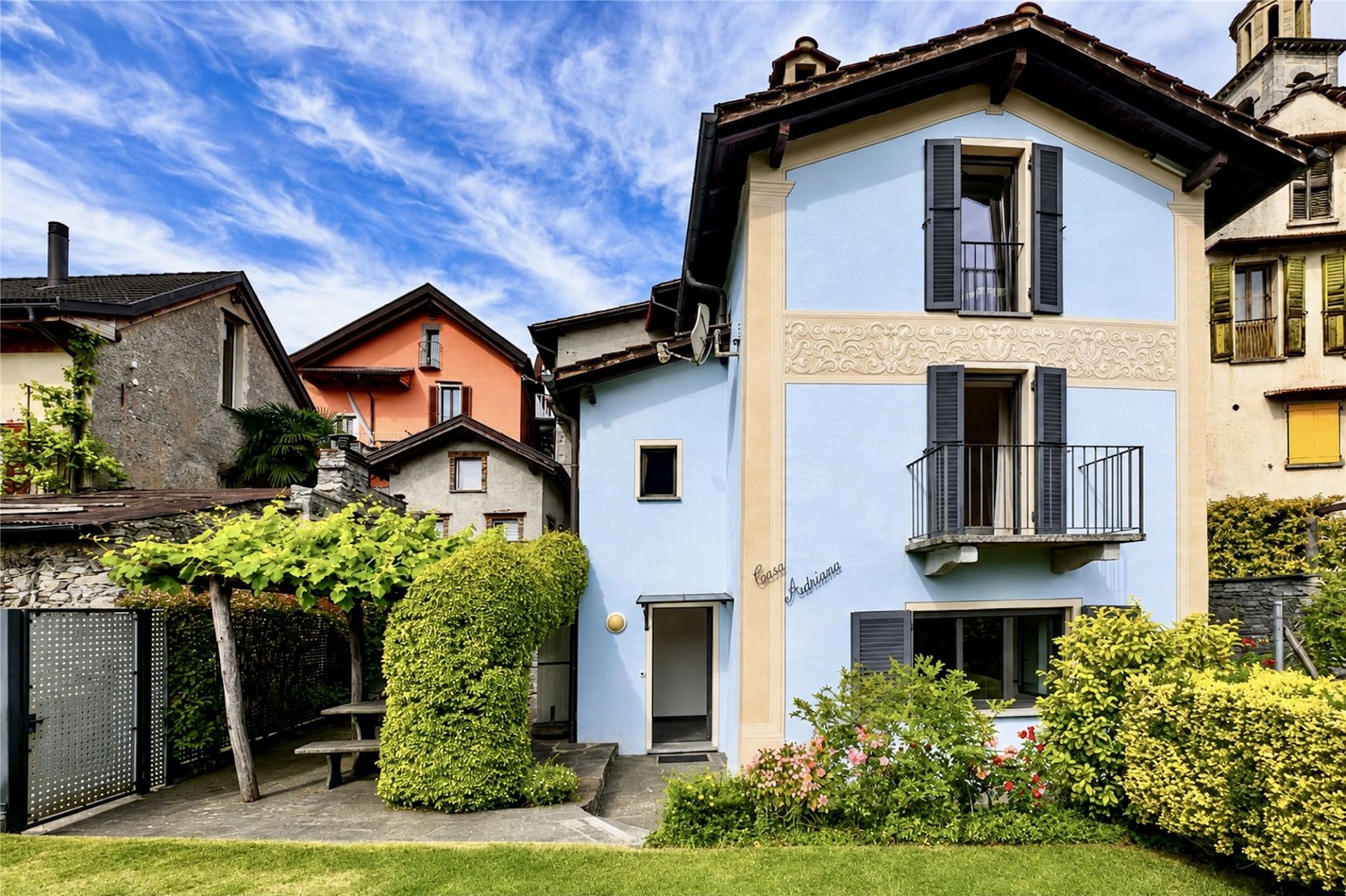 Bunte Wohnhäuser mit Balkon und Garten