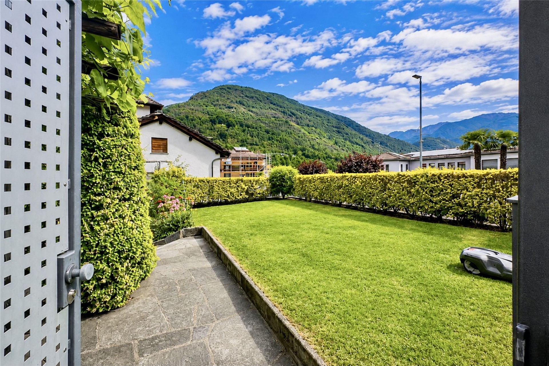 Garten mit Bergblick