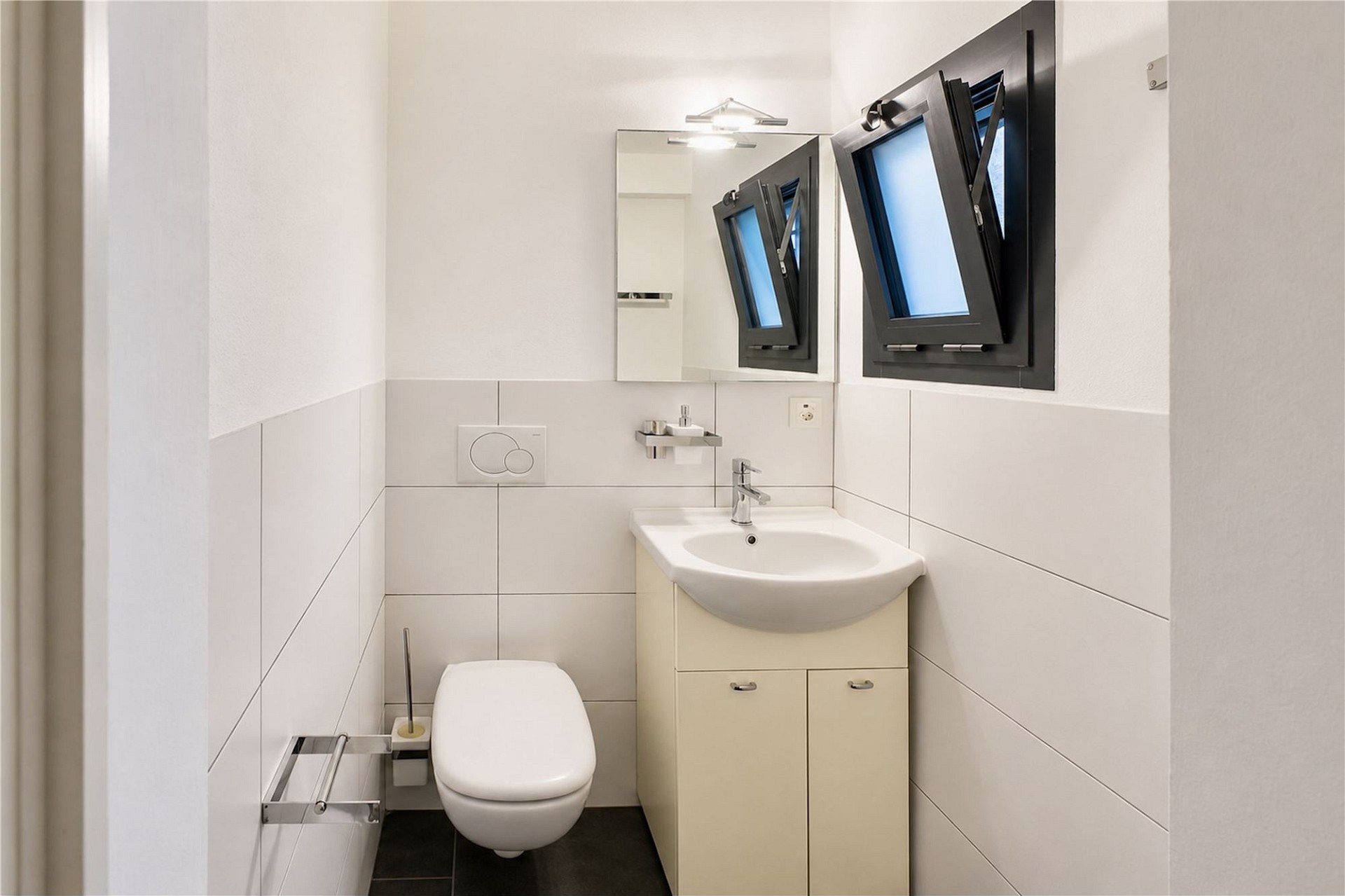 Kleines Gäste-WC mit Waschtisch und wandhängendem WC