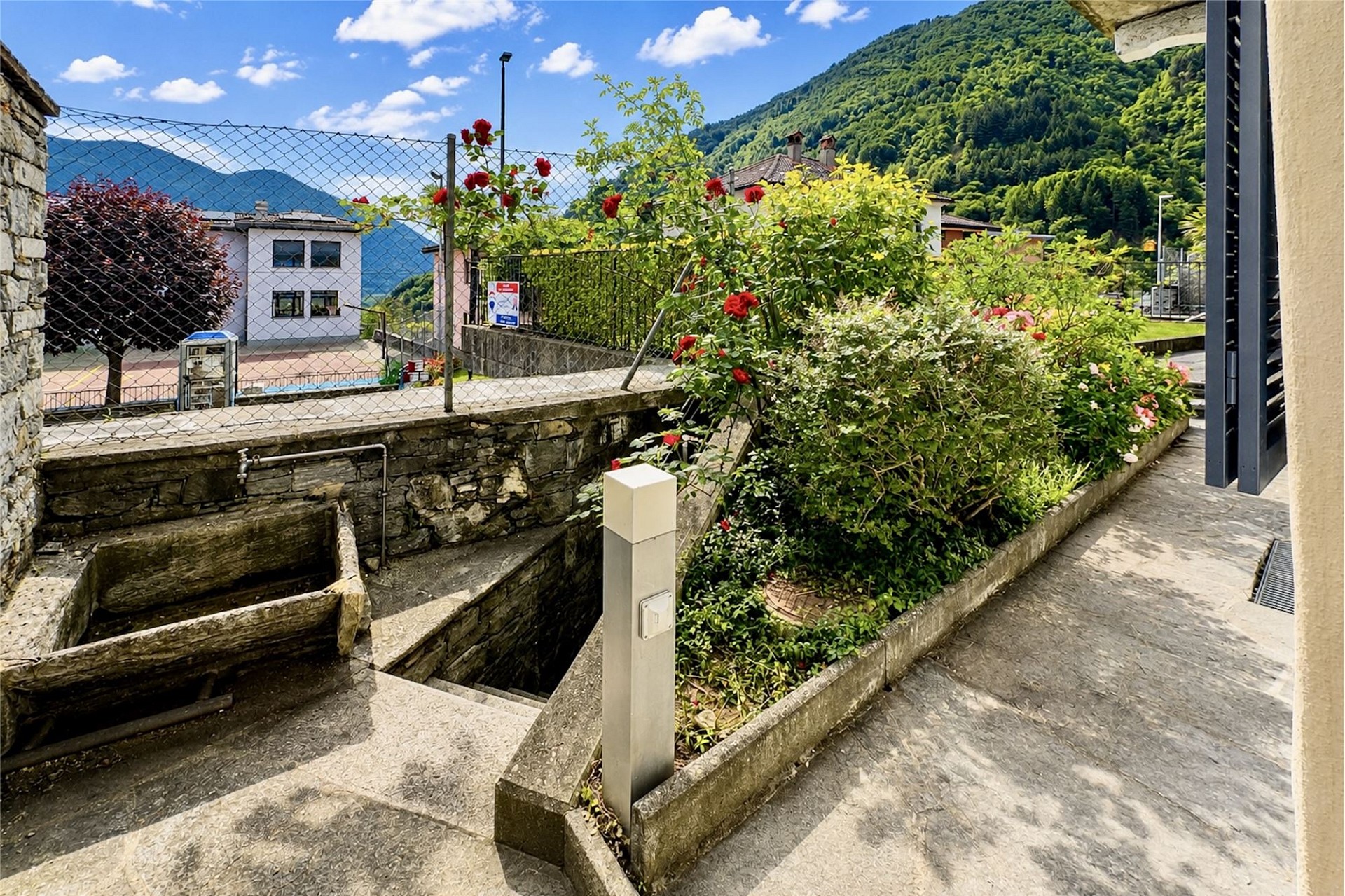Blick auf Garten und Berglandschaft