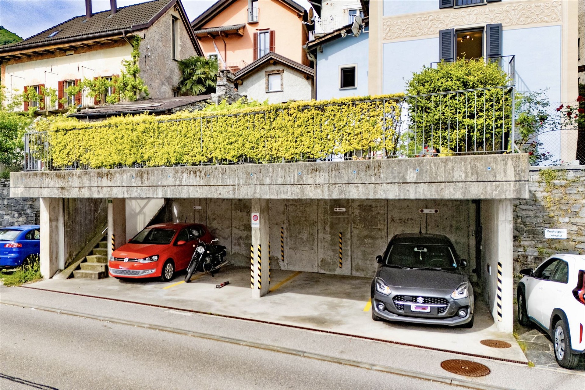 Überdachter Stellplatz unter einem Wohnhaus