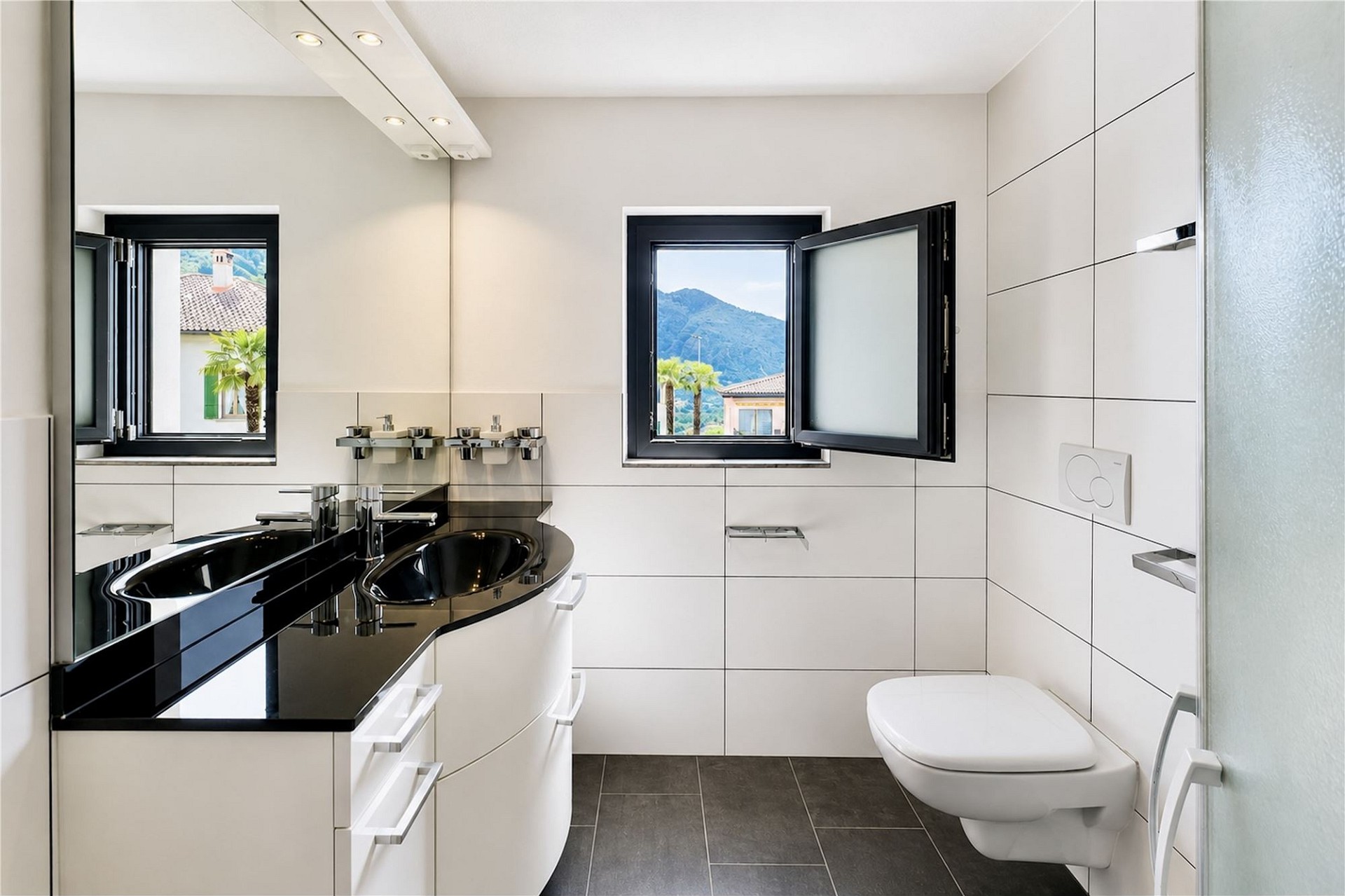 Modernes Badezimmer mit Blick ins Grüne