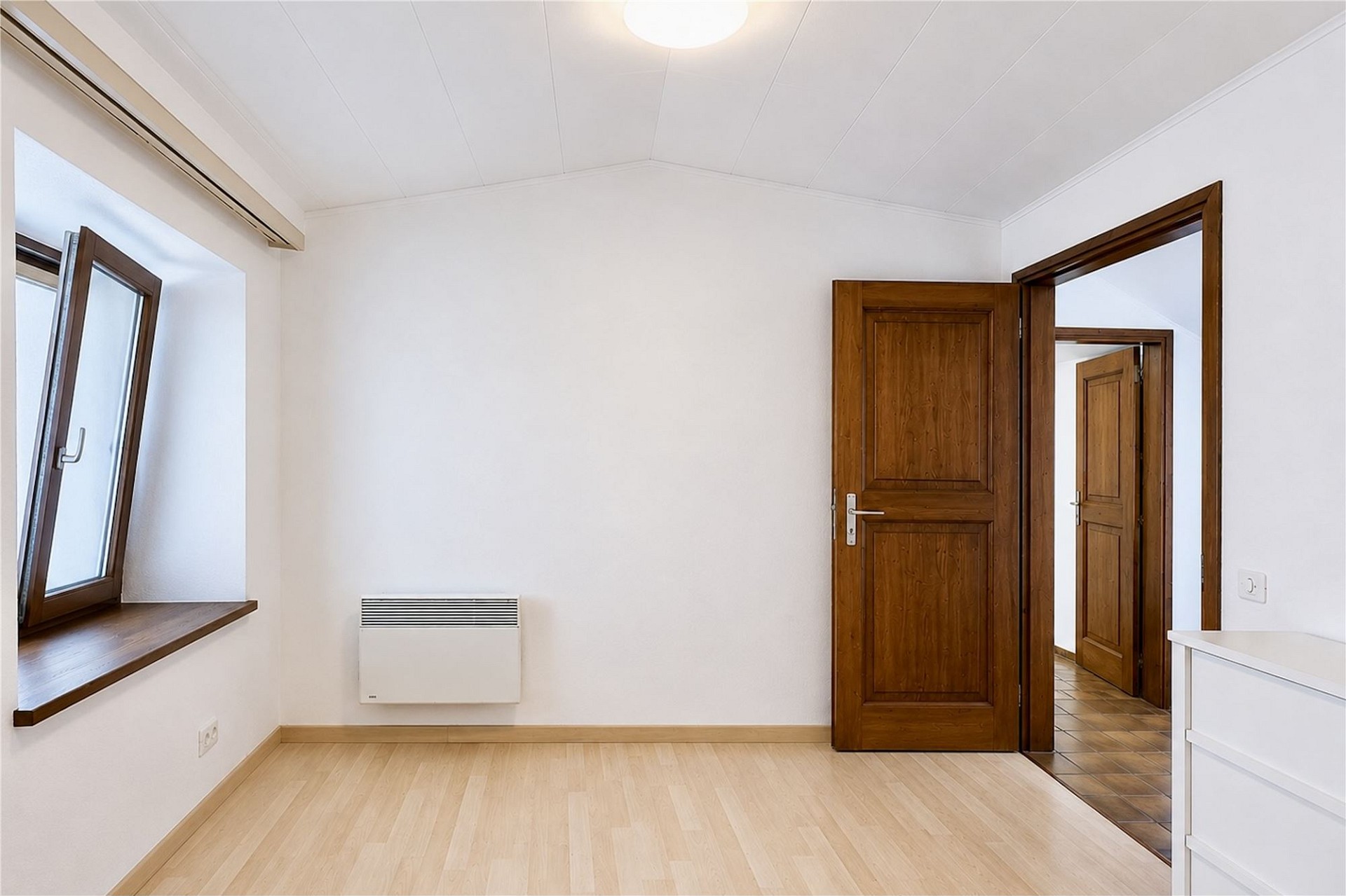 Heller leerer Raum mit Holzdetails