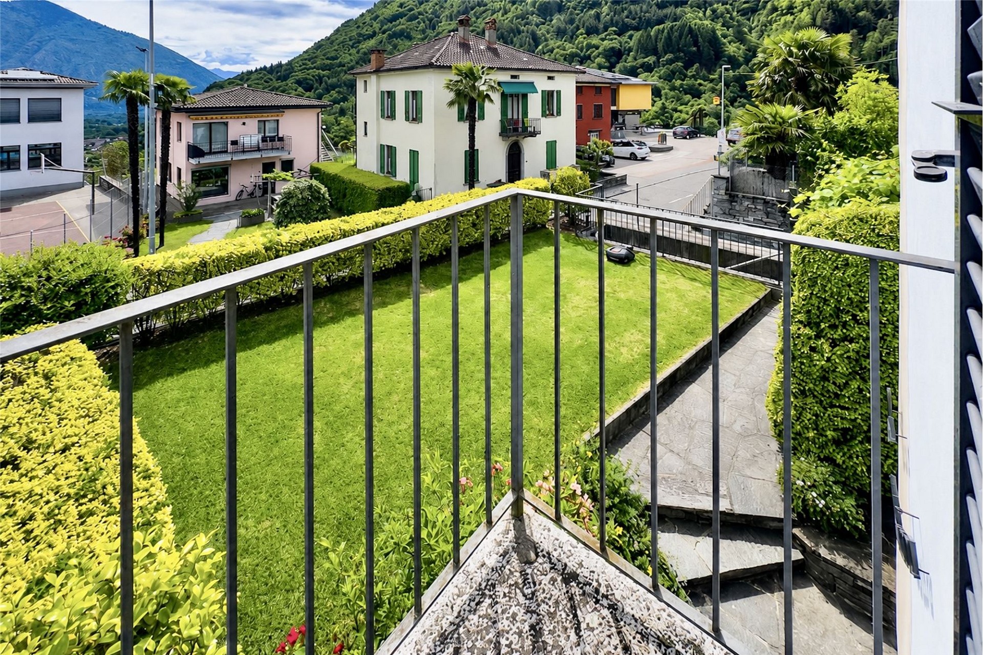 Balkon- und Gartenblick mit Bergkulisse