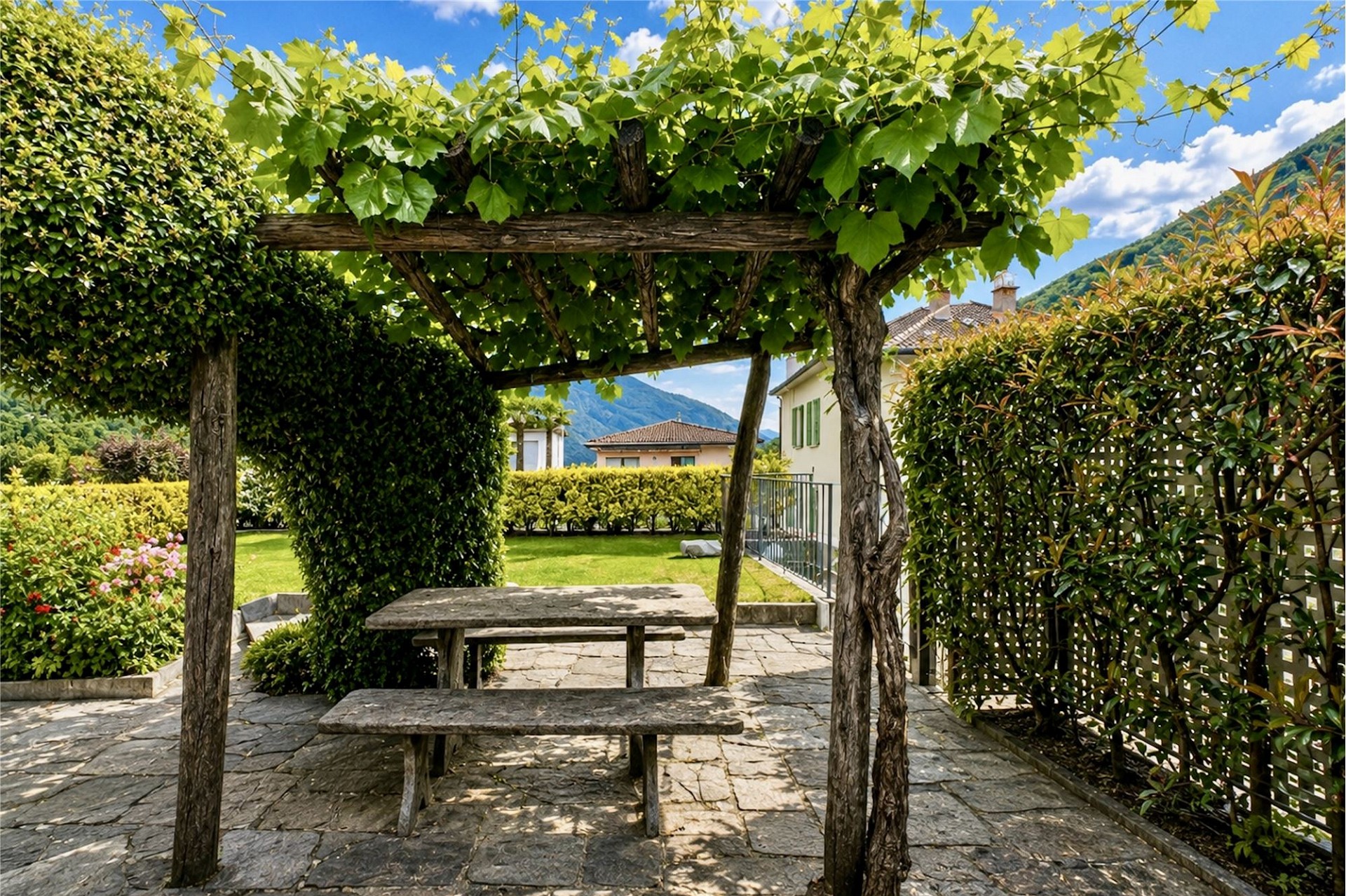 Garten mit Pergola und Sitzplatz