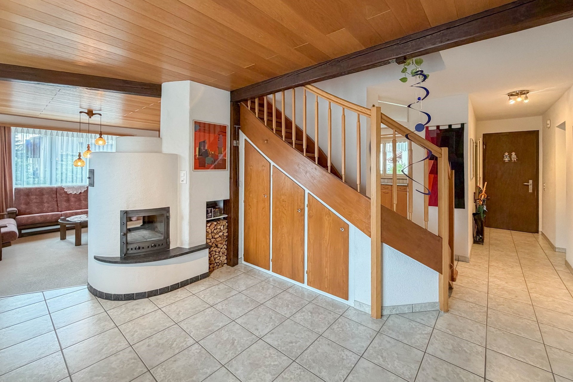 Flur mit Treppe und Kamin