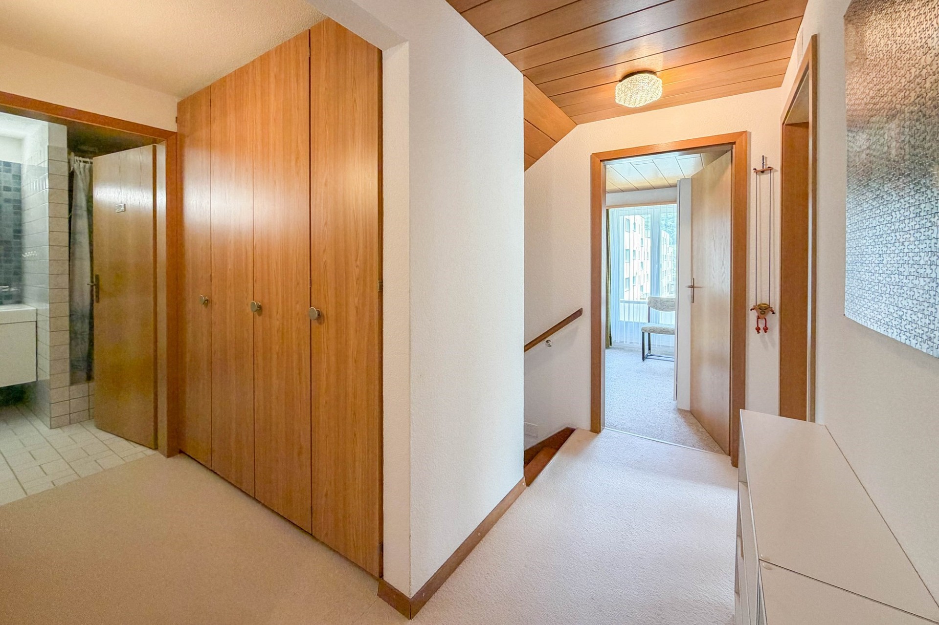 Flur mit Holzvertäfelung und Blick ins Schlafzimmer