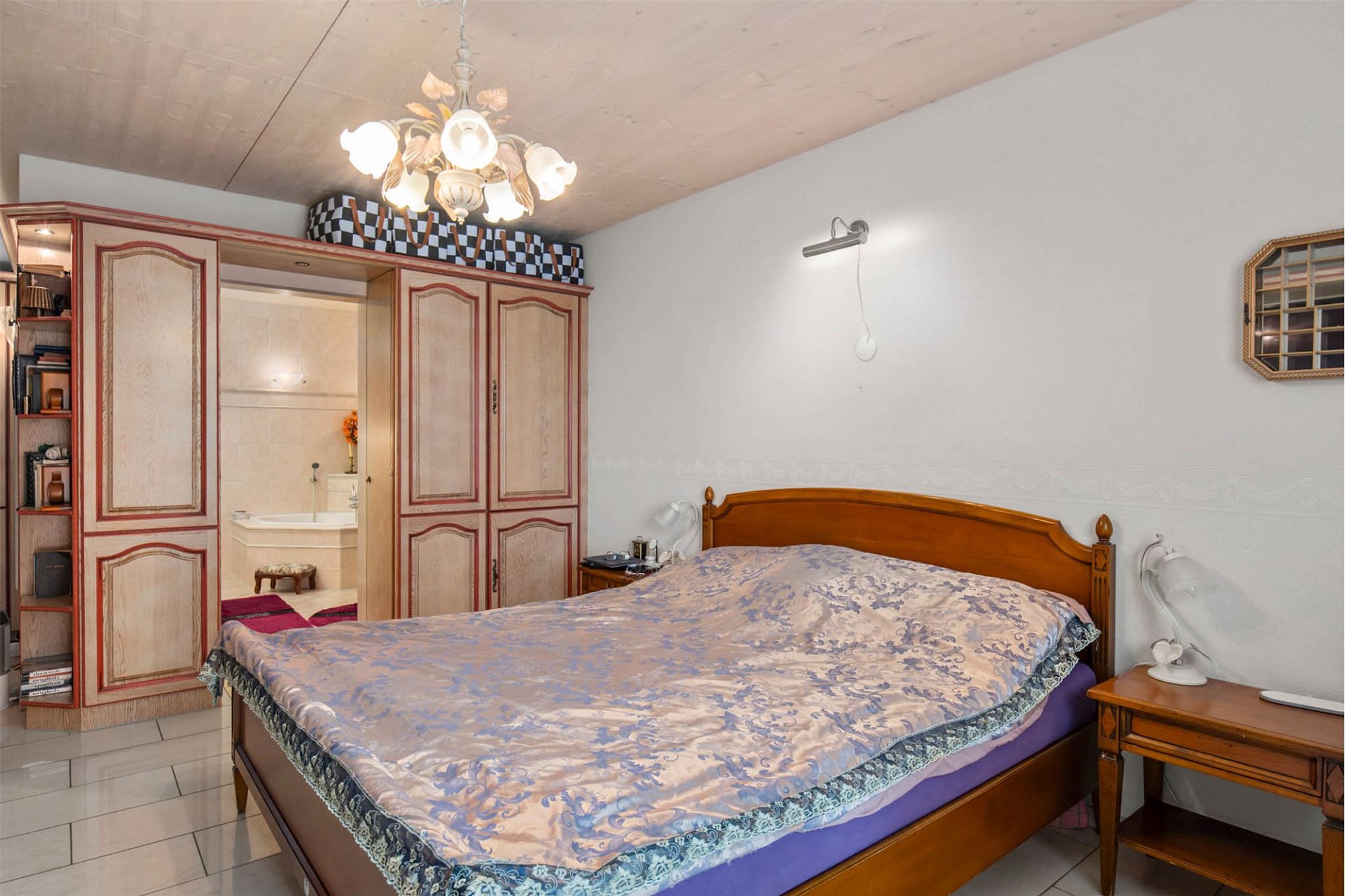 Schlafzimmer mit angeschlossenem Badzugang