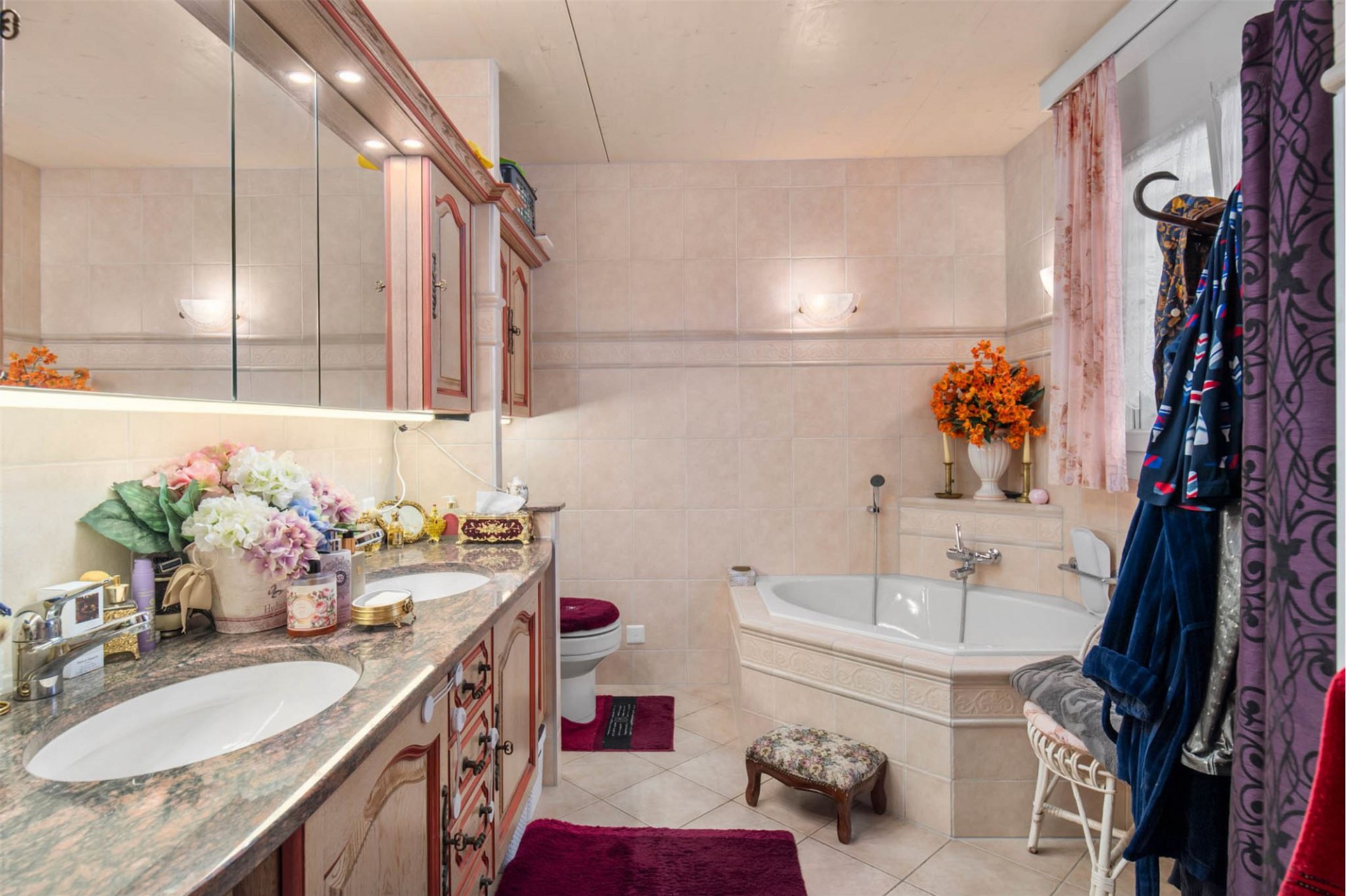 Elegantes Badezimmer mit Doppelwaschbecken und Wanne