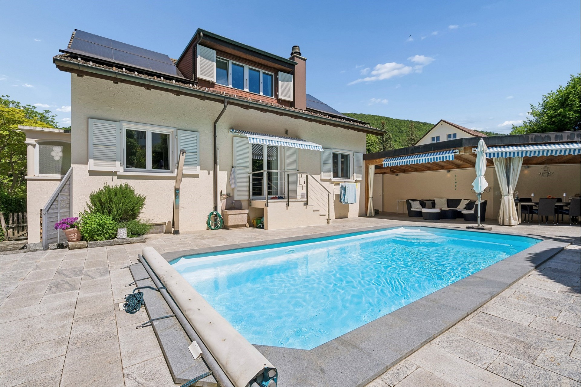 Außenansicht mit Pool und Terrasse