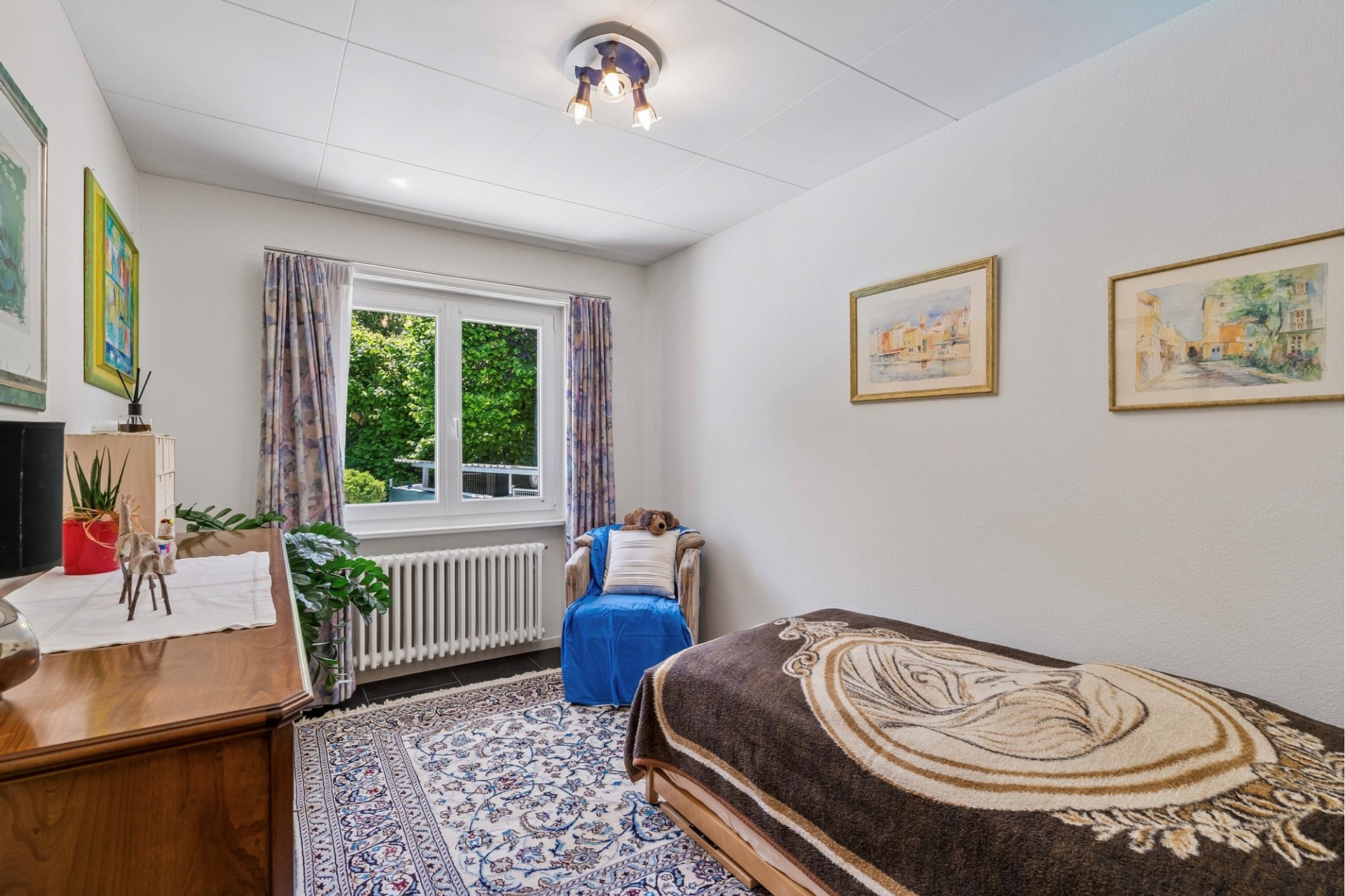 Gemütliches Schlafzimmer mit Gartenblick
