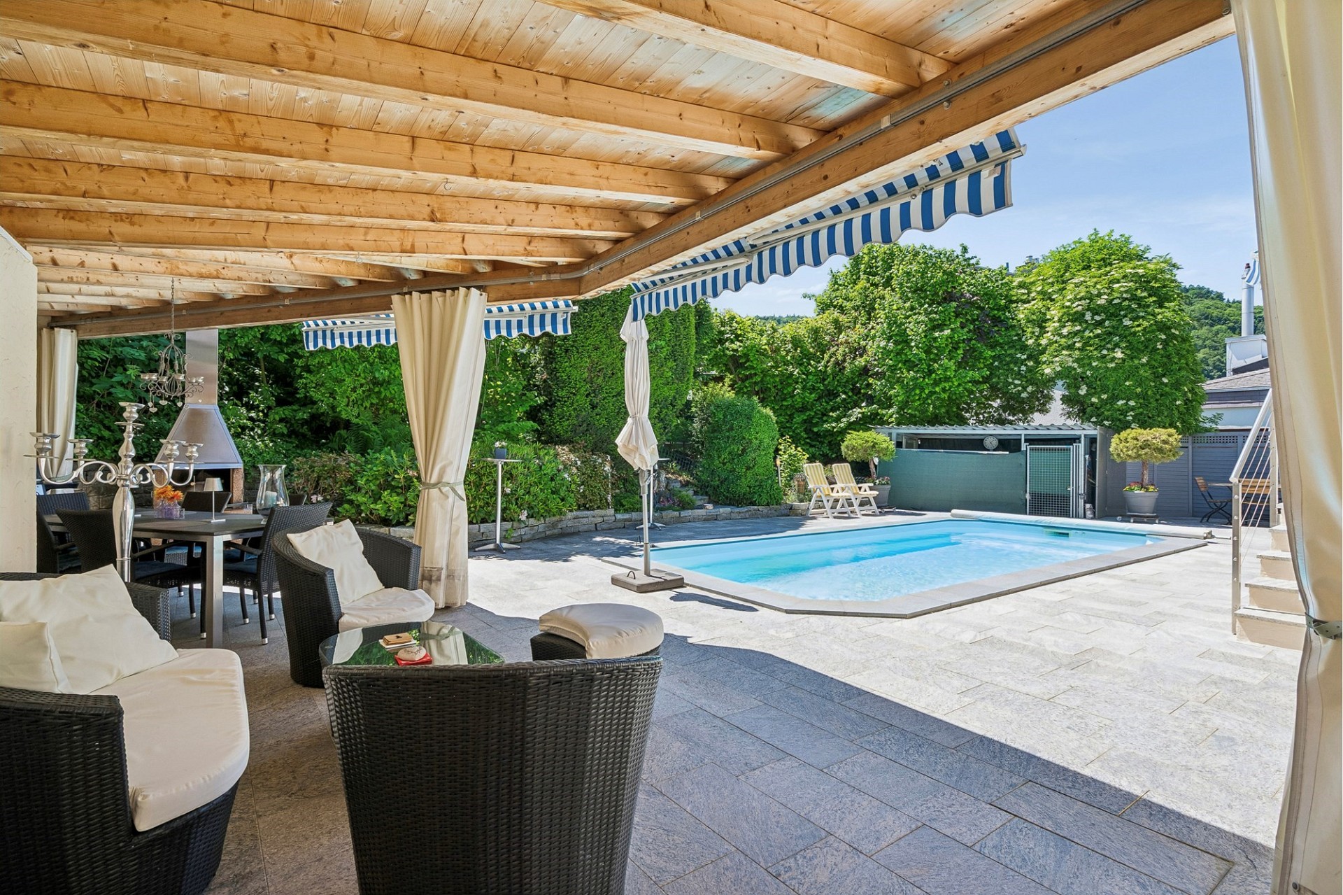 Poolterrasse mit überdachtem Sitzbereich