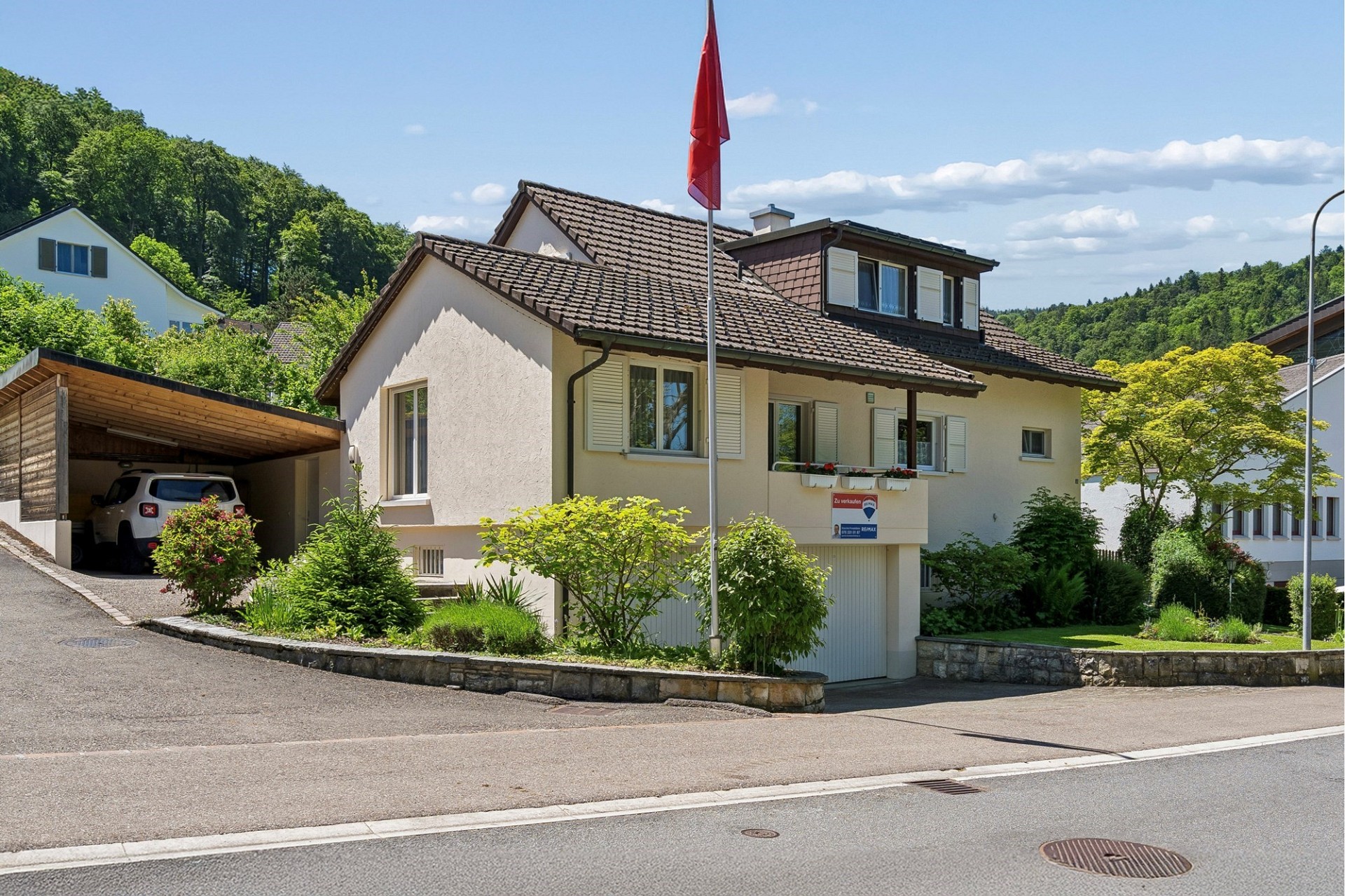 Freistehendes Wohnhaus mit Carport in grüner Hanglage