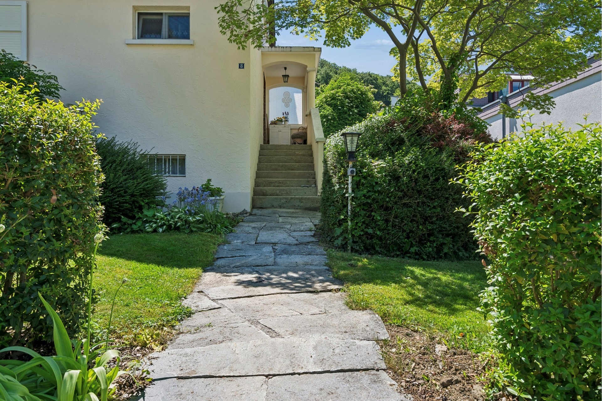 Eingangsbereich mit Gartenweg