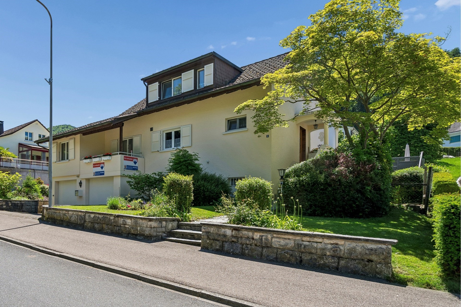Wohnhaus mit gepflegtem Vorgarten