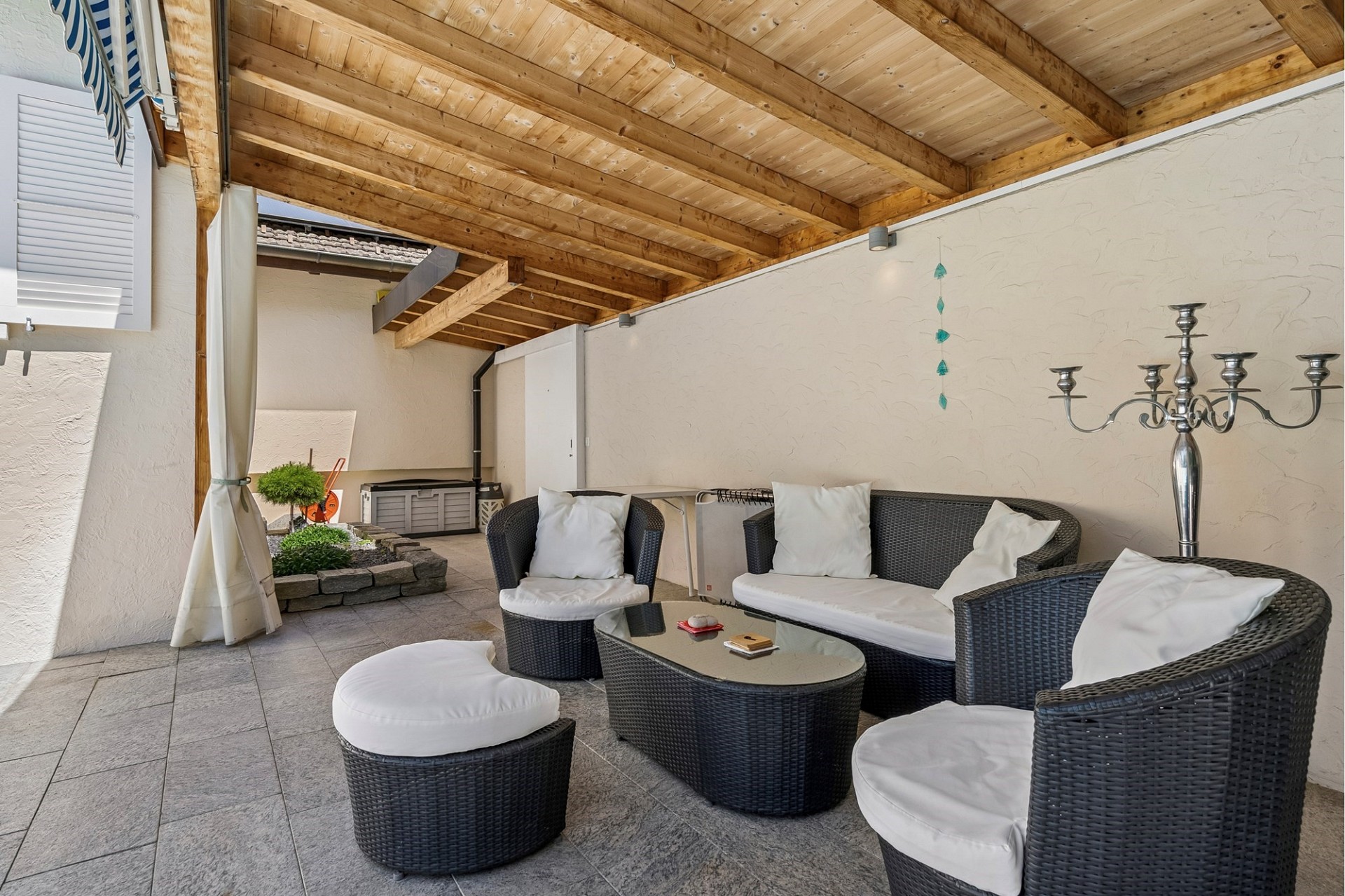 Überdachte Terrasse mit Sitzgruppe