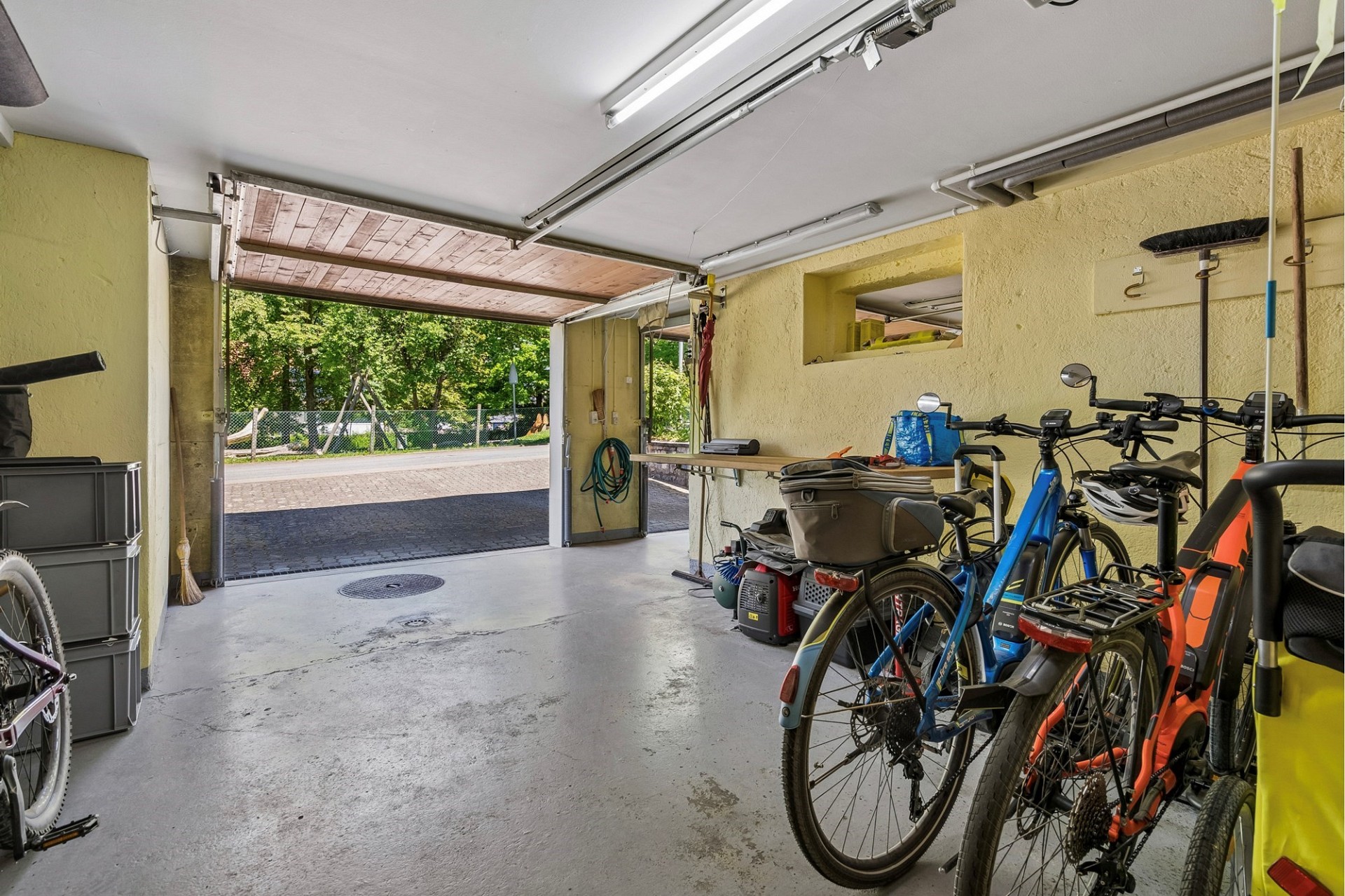 Garage mit offenem Tor und Fahrrädern