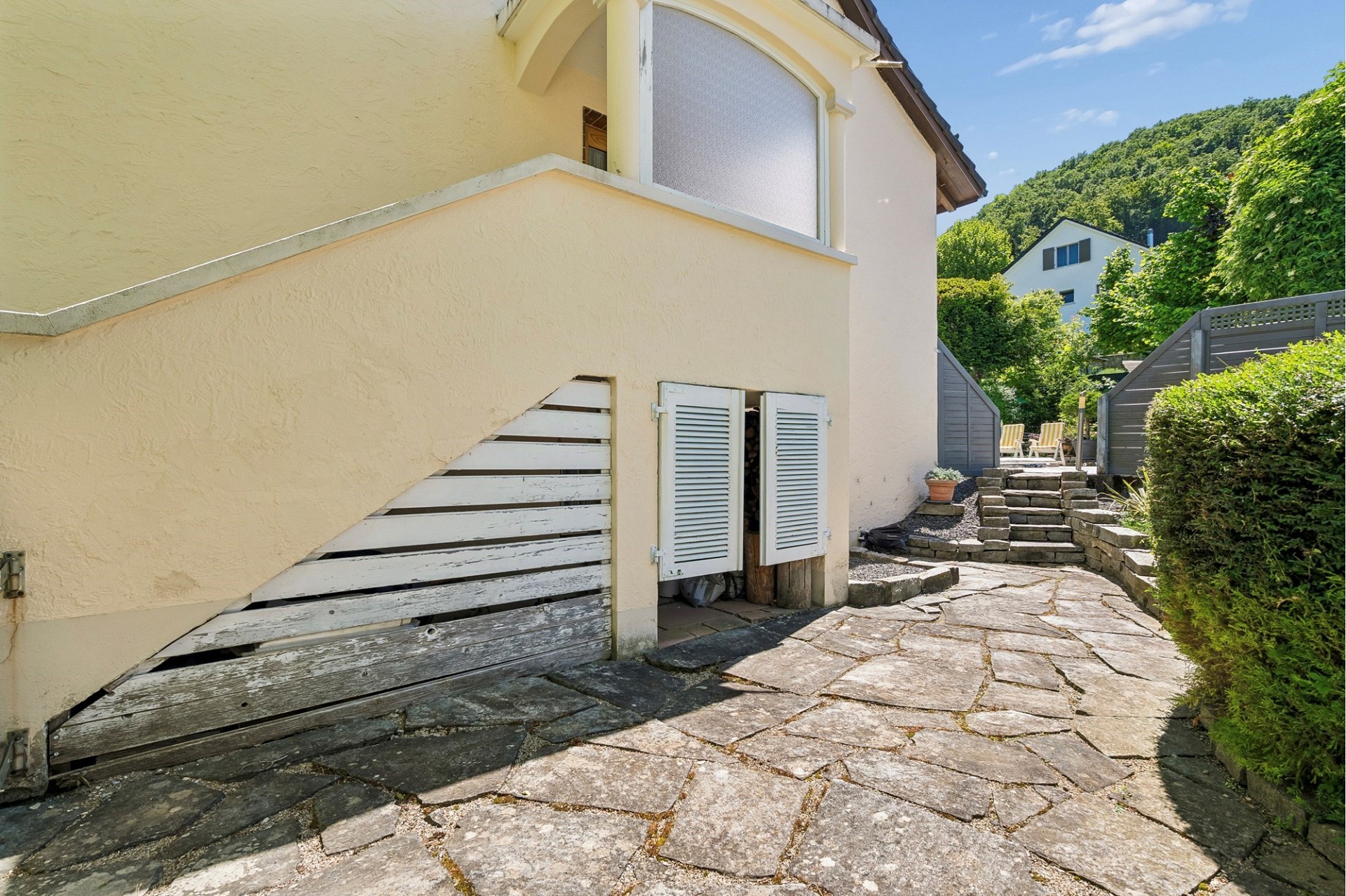 Außenansicht eines Hauses mit Gartenweg
