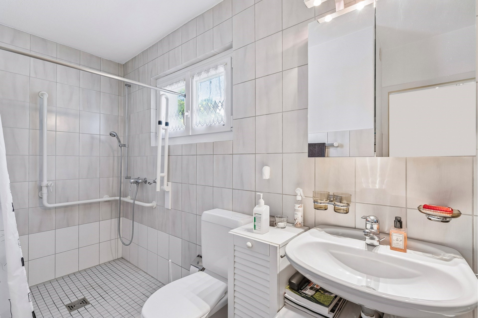 Helles Badezimmer mit barrierearmer Dusche