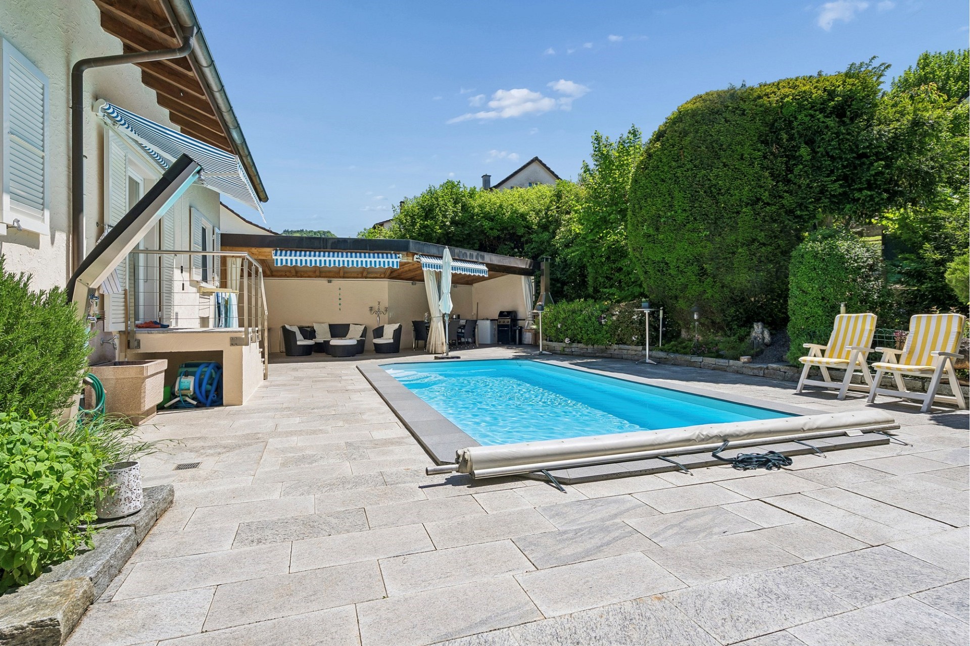 Poolterrasse mit Garten