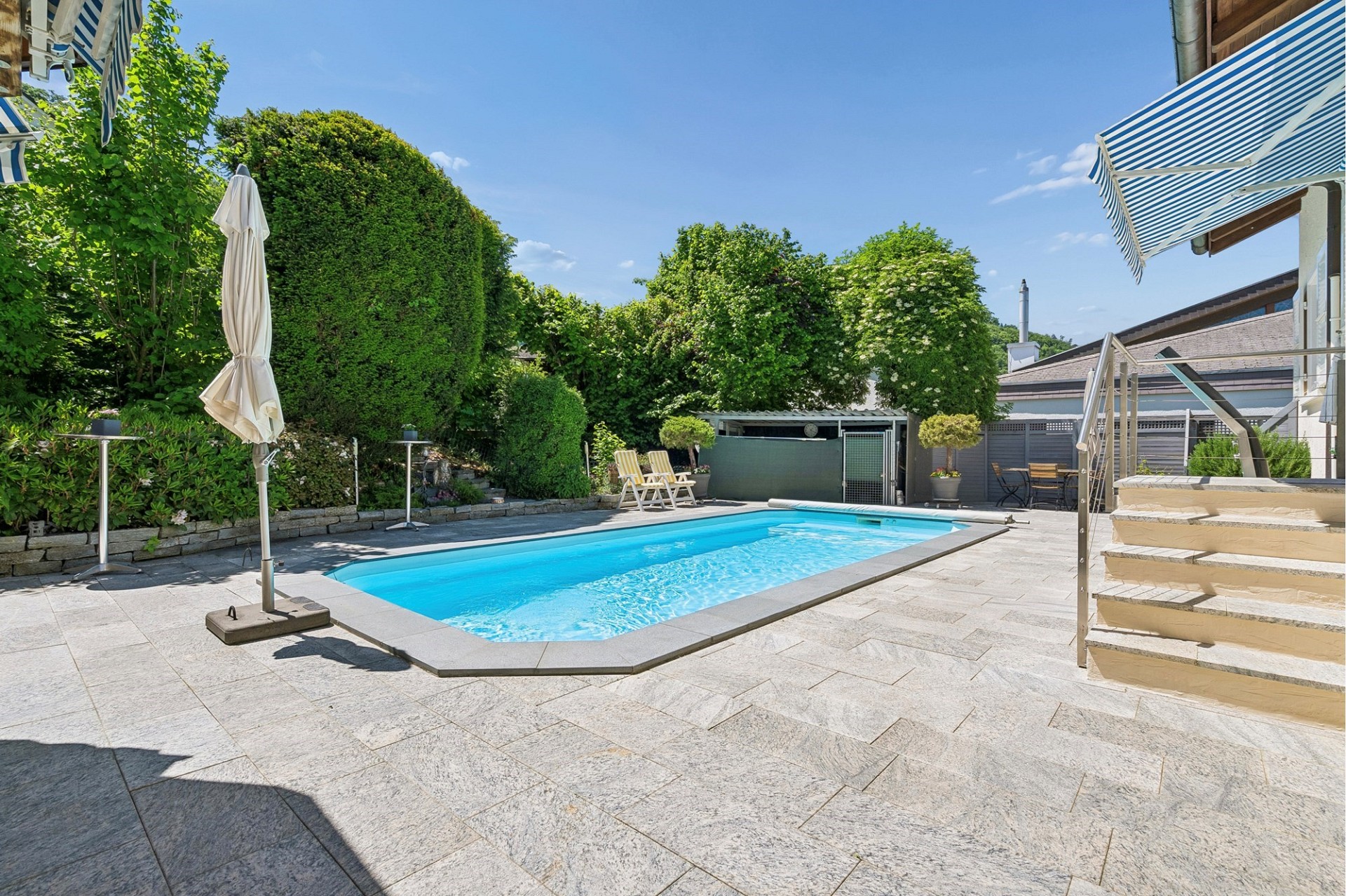 Poolterrasse mit Garten und Sonnenschutz