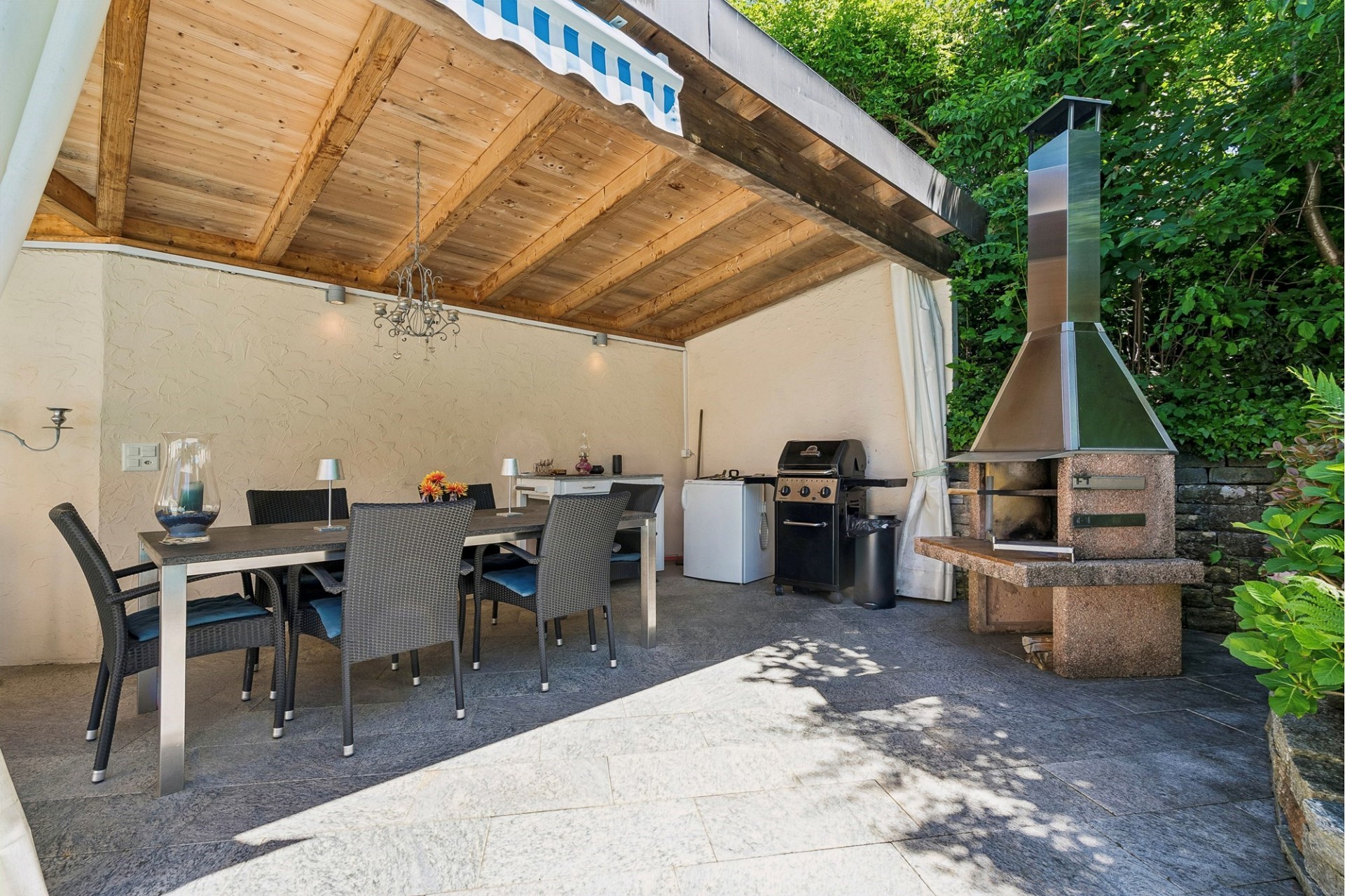 Überdachter Außenbereich mit Grillplatz