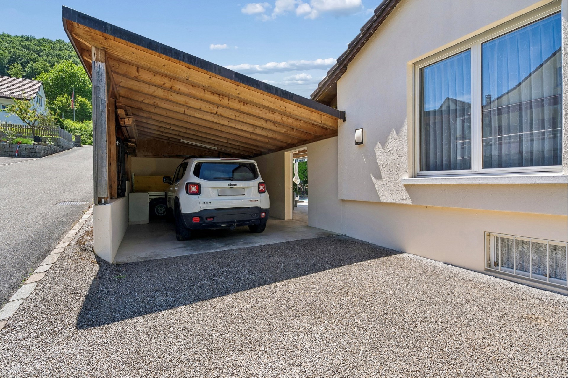 Carport mit geparktem SUV