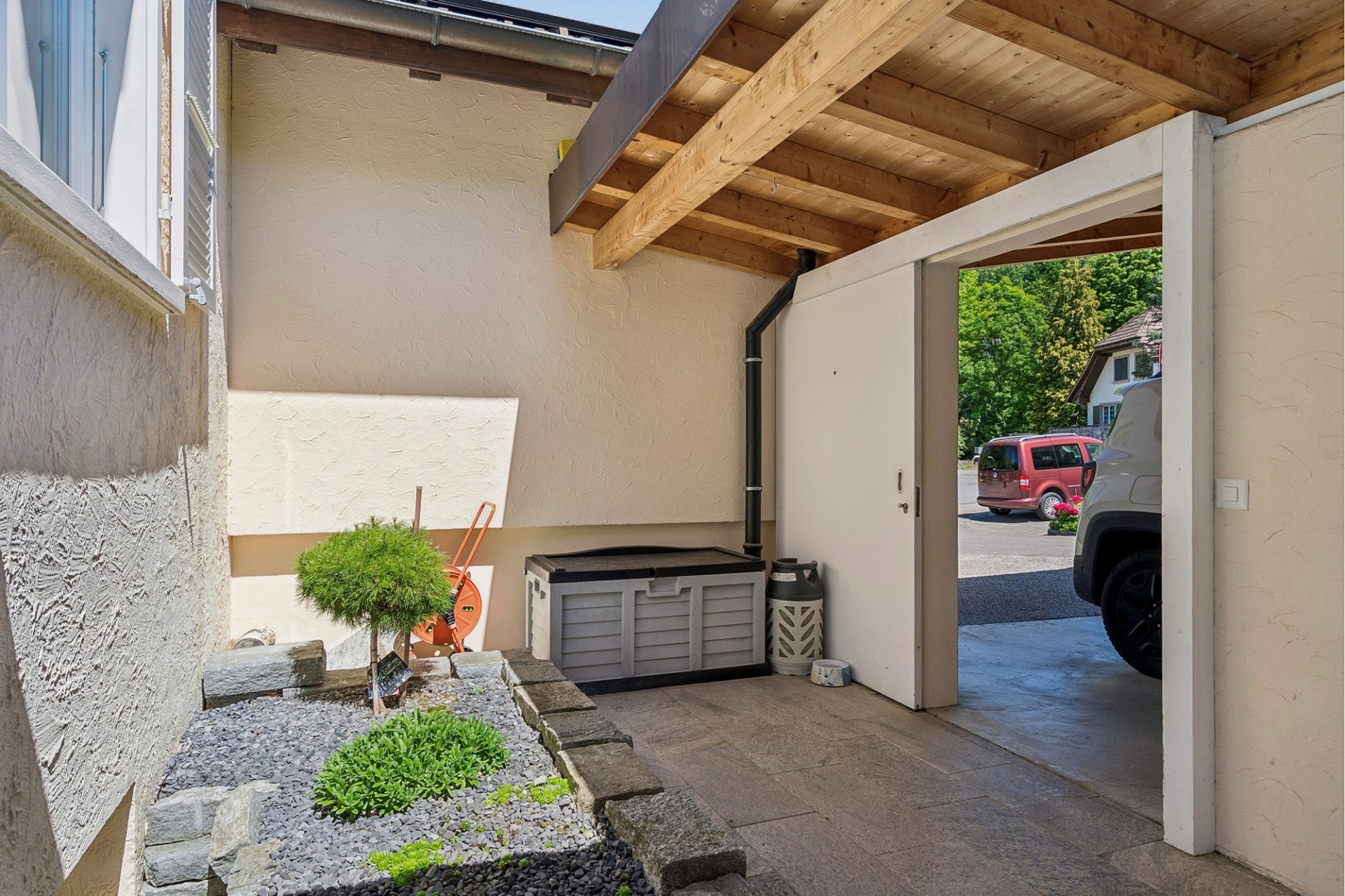Überdachter Carport-/Einfahrtsbereich