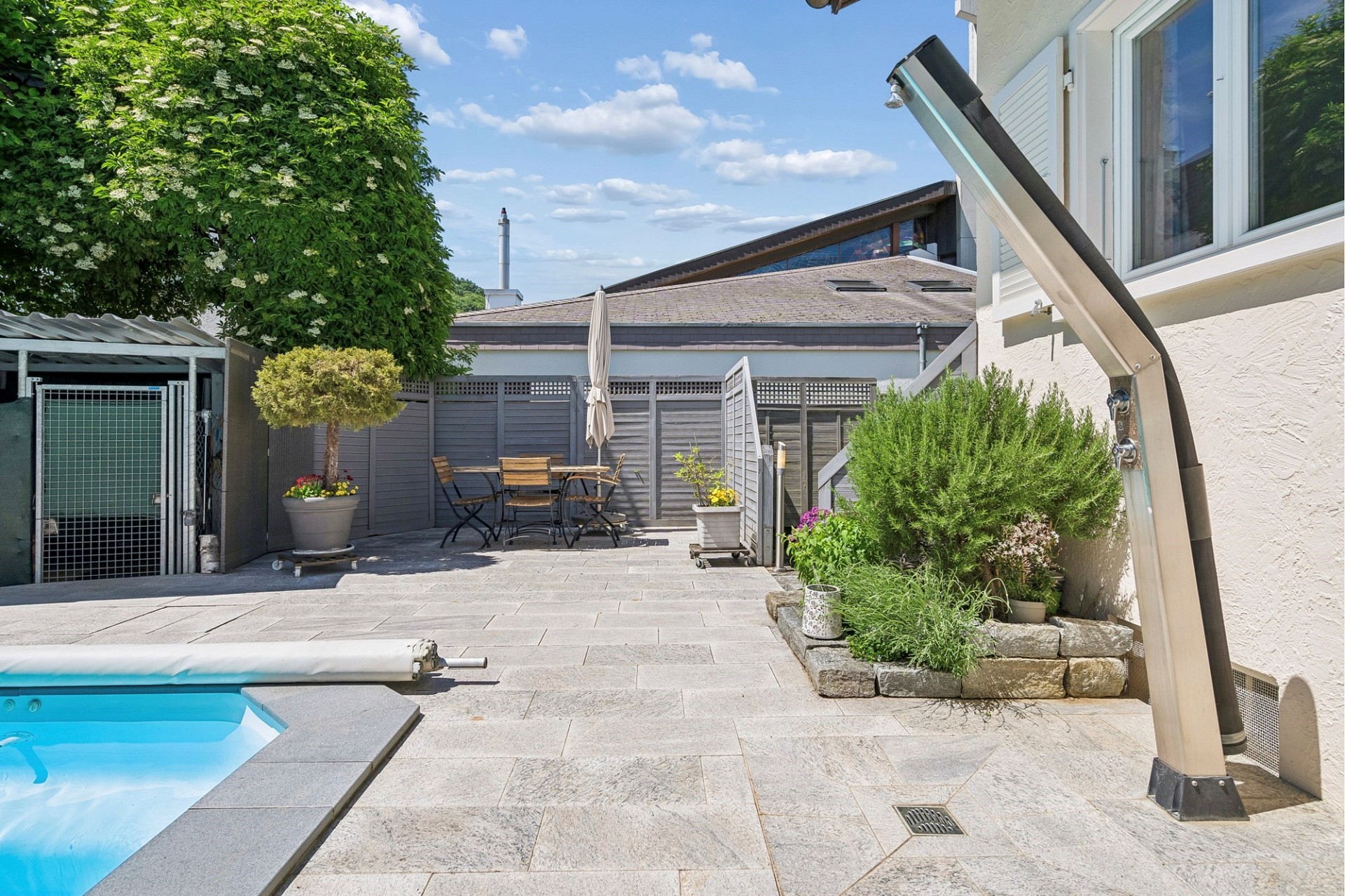 Terrasse mit Pool und Sitzbereich