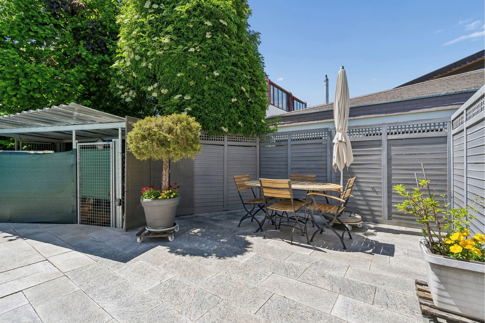 Gepflasterte Dachterrasse mit Sitzgruppe