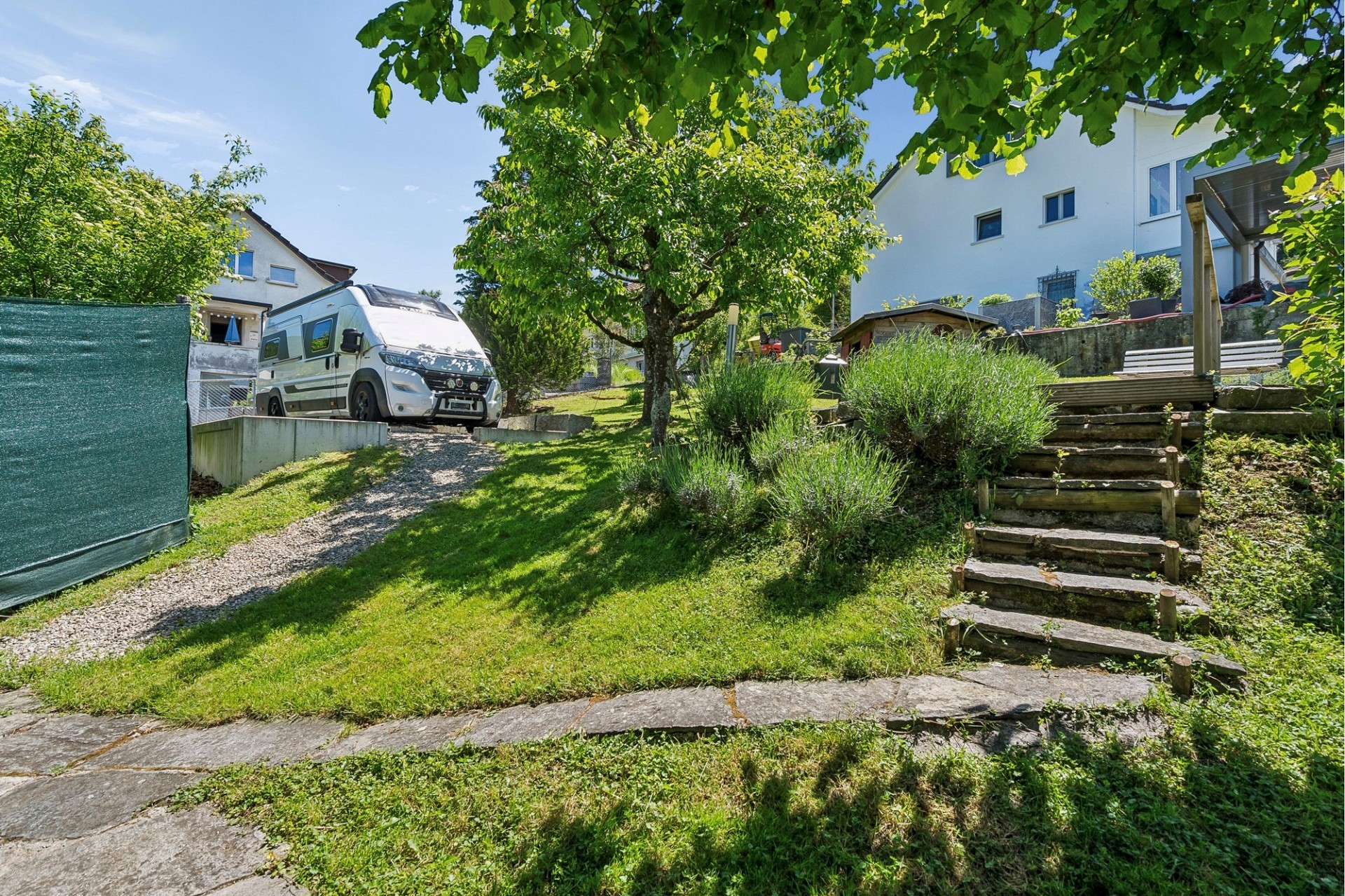 Garten mit Zufahrt und Wohnhaus