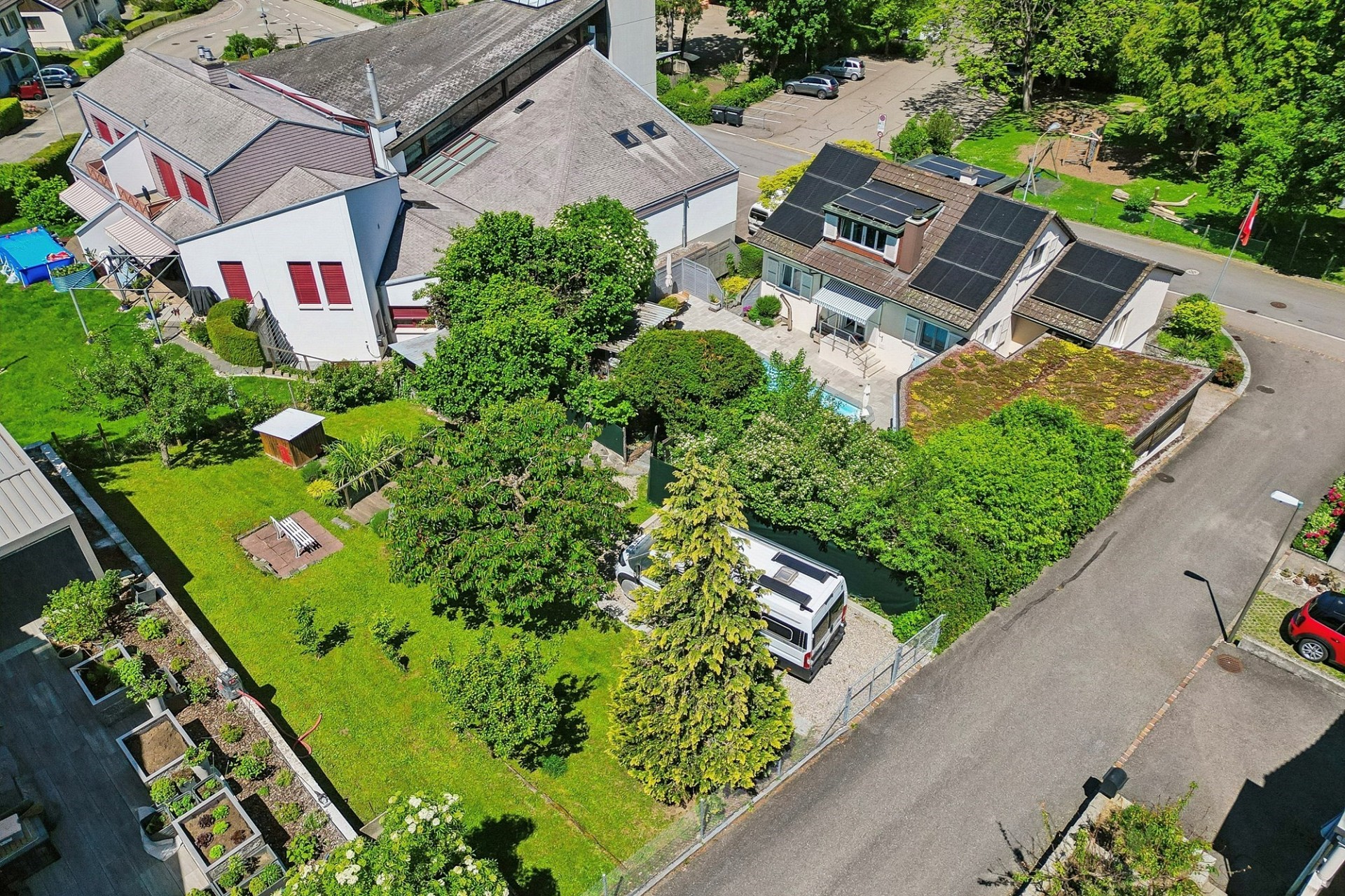 Luftaufnahme eines Wohnhauses mit großem Garten