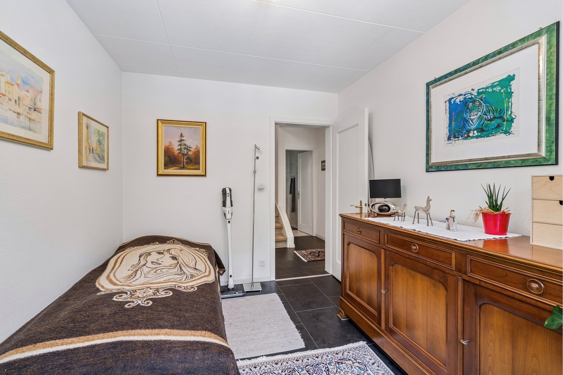 Helles Schlafzimmer mit Flurzugang